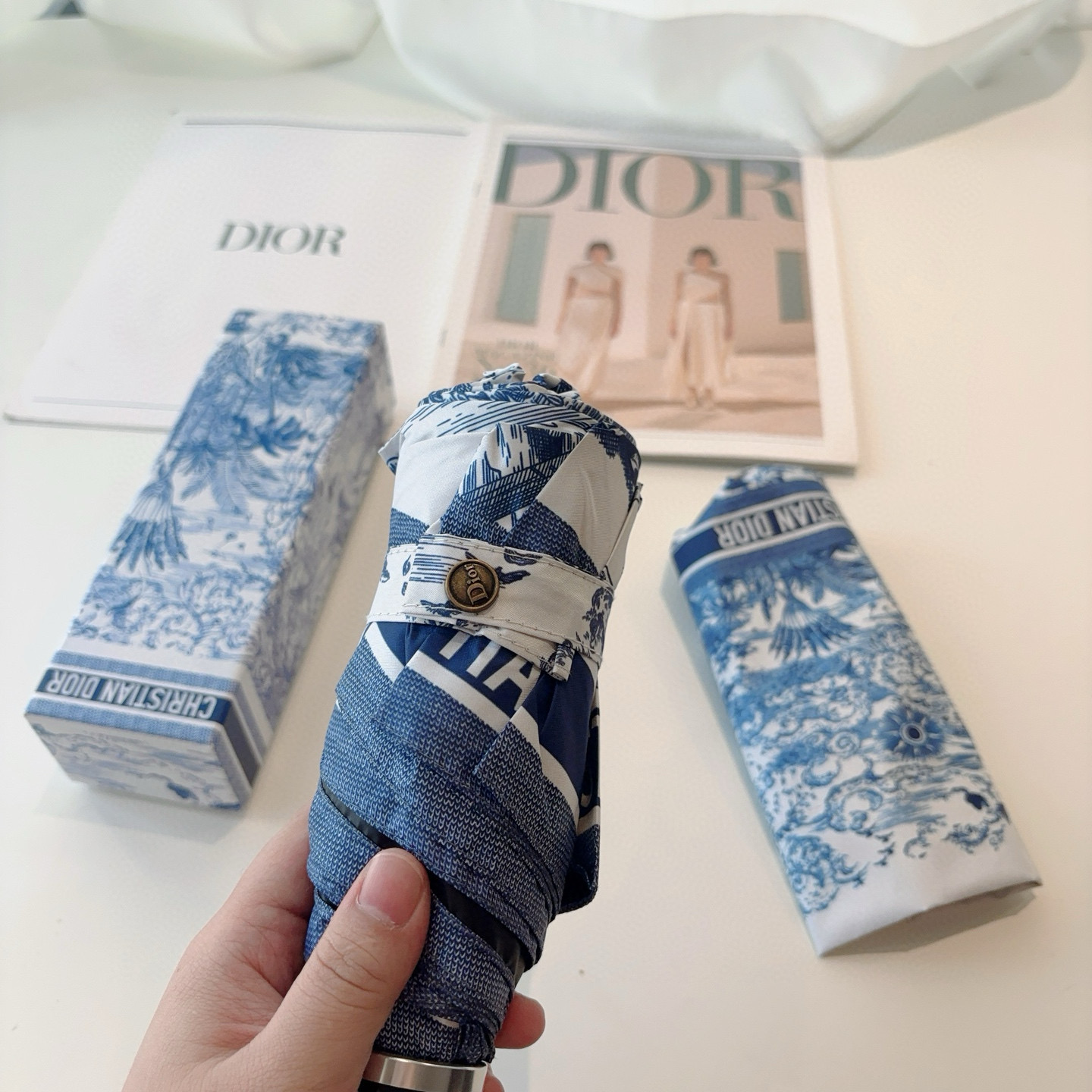 DIOR（迪奥）新款 五折伞 热卖款 时尚指数爆表 不论晴天雨天使用都相得益彰 拥有它感受风从身体经过的