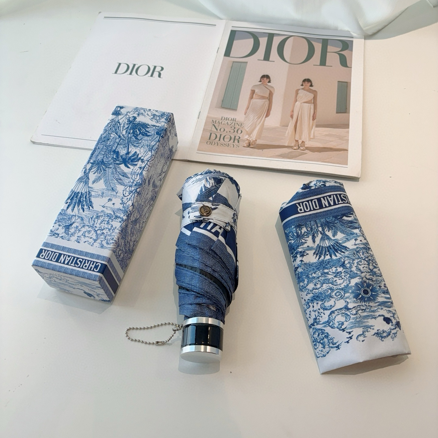 DIOR（迪奥）新款 五折伞 热卖款 时尚指数爆表 不论晴天雨天使用都相得益彰 拥有它感受风从身体经过的