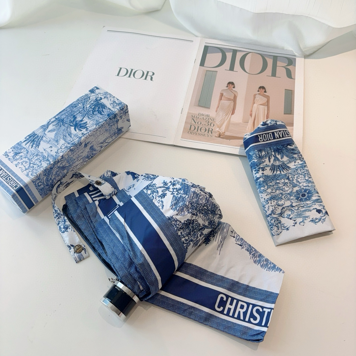 DIOR（迪奥）新款 五折伞 热卖款 时尚指数爆表 不论晴天雨天使用都相得益彰 拥有它感受风从身体经过的