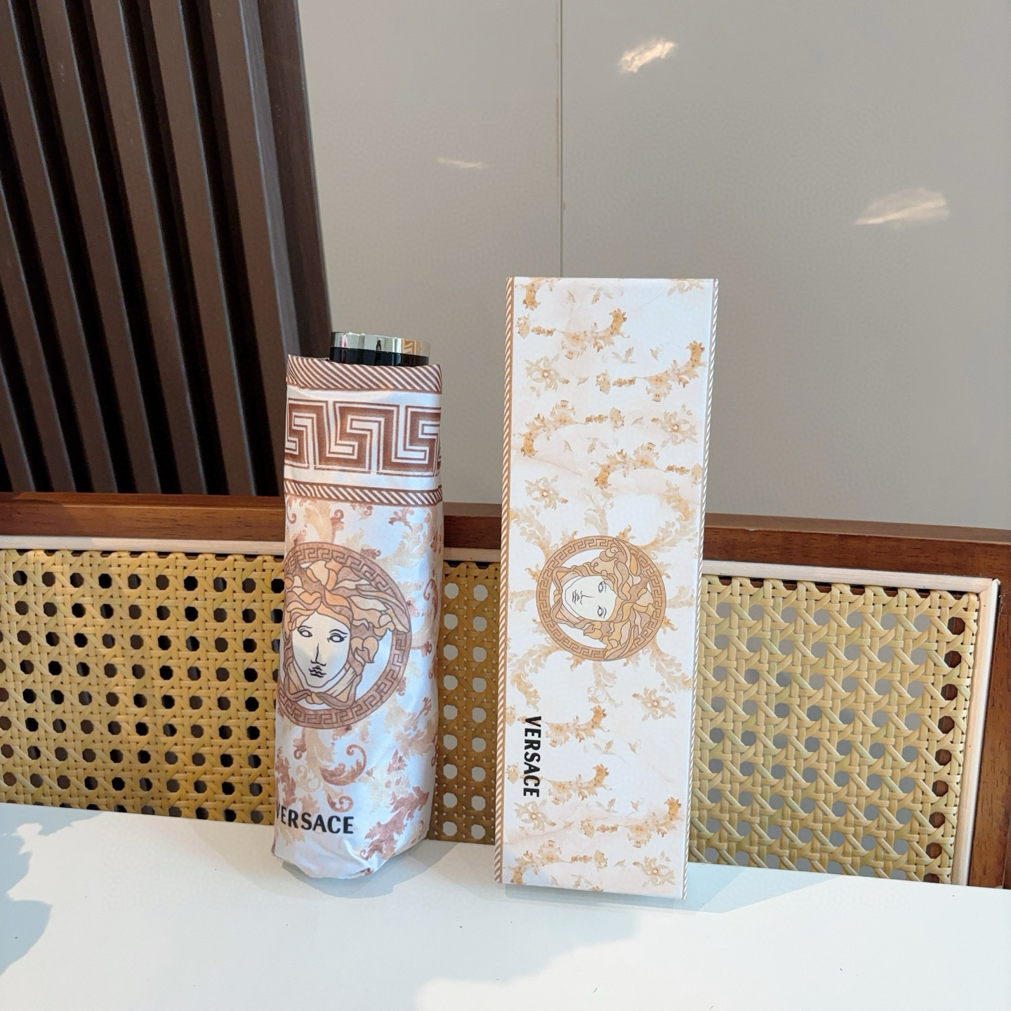 NO:378301,Versace new model 50% folding hand-opened folding umbrella The latest hot item of the year Original OEM quality First generation 210T impact lathe anti-water repellent technology Blocking ultraviolet rays from 99 direct umbrella surface Eliminates summer sunburn Refreshing travel Use aluminum alloy + fiberglass with good wind and rain resistance Simple and convenient Show grade and taste, 2-color umbrella parasol, umbrellas, versace, versace, umbrellas19860909范思哲（VERSACE）新款 五折手开折叠晴雨伞 年度最新火爆单品 原单代工级品质 第一代210T碰击布防嗮拒水技术 阻隔99直射伞面的紫外线 杜绝夏季晒伤 清爽出行 选用铝合金+玻纤 抗风雨性能佳 简单方便 展现档次与品位,2色雨伞遮阳伞太阳伞,雨伞,versace,versace,umbrellas,accessory