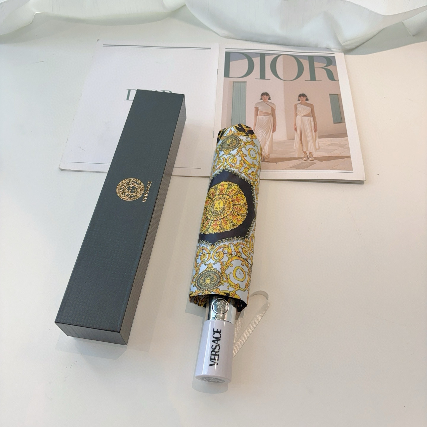 NO:378304,Versace new model, three-fold automatic folding umbrella, the latest hot item of the year, original single OEM quality, first generation 210T impact lathe protection and water repellent technology, blocking ultraviolet rays from 99 direct umbrella surface, eliminating summer sunburn, refreshing travel, using aluminum alloy + fiberglass, good wind and rain resistance, simple and convenient, showing grade and taste, umbrellas, umbrellas, umbrellas, versace, versace, umbrellas19860909范思哲（VERSACE）新款 三折自动折叠晴雨伞 年度最新火爆单品 原单代工级品质 第一代210T碰击布防嗮拒水技术 阻隔99直射伞面的紫外线 杜绝夏季晒伤 清爽出行 选用铝合金+玻纤 抗风雨性能佳 简单方便 展现档次与品位雨伞遮阳伞太阳伞,雨伞,versace,versace,umbrellas,accessory