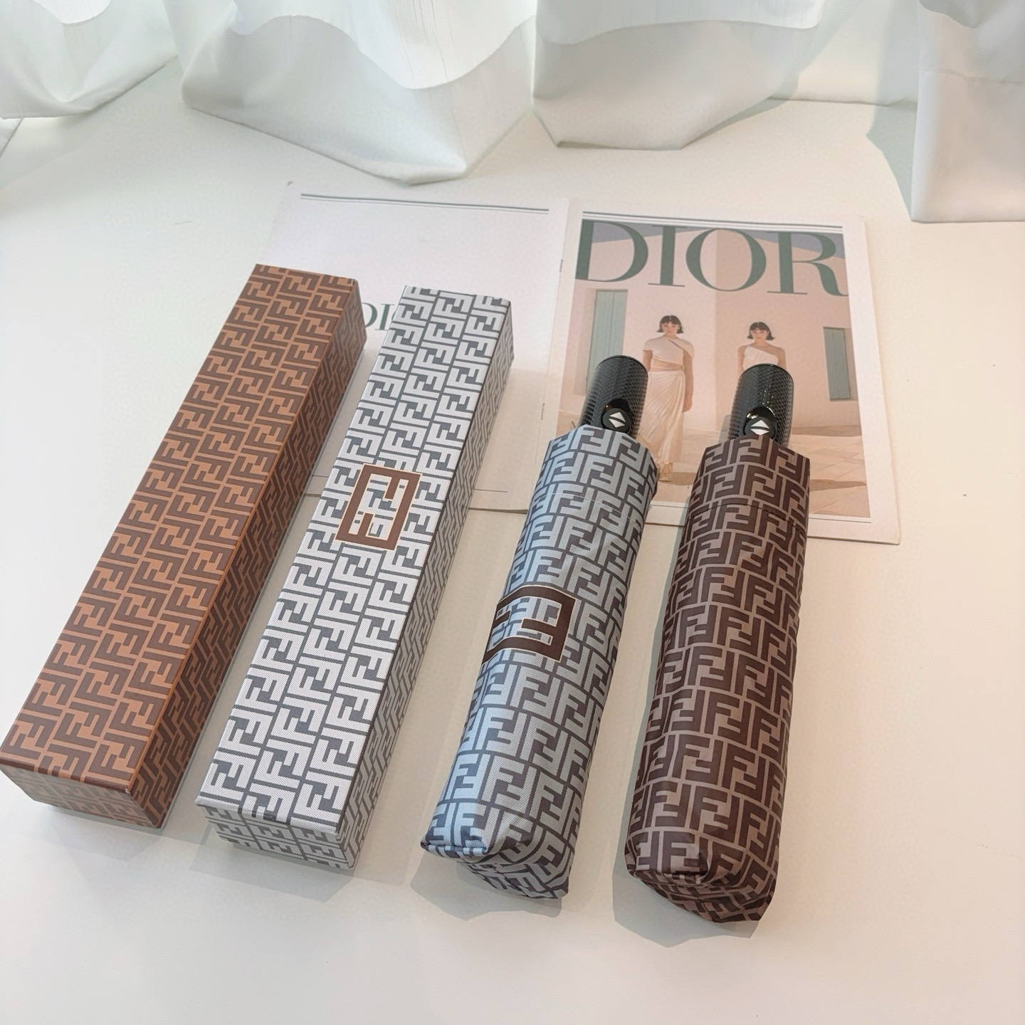 NO:378319,FENDI (Fendi) three-fold automatic folding umbrella, the latest hot item of the year, original single OEM quality, first generation 210T impact lathe protection and water repellent technology, blocking ultraviolet rays from 99 direct umbrella surface, eliminating summer sunburn, refreshing travel, using aluminum alloy + fiberglass, good wind and rain resistance, simple and convenient, showing grade and taste, umbrellas, umbrellas, umbrellas, fendi, fendi, umbrellas19860909FENDI（芬迪）三折自动折叠晴雨伞 年度最新火爆单品 原单代工级品质 第一代210T碰击布防嗮拒水技术 阻隔99直射伞面的紫外线 杜绝夏季晒伤 清爽出行 选用铝合金+玻纤 抗风雨性能佳 简单方便 展现档次与品位雨伞遮阳伞太阳伞,雨伞,fendi,fendi,umbrellas,accessory