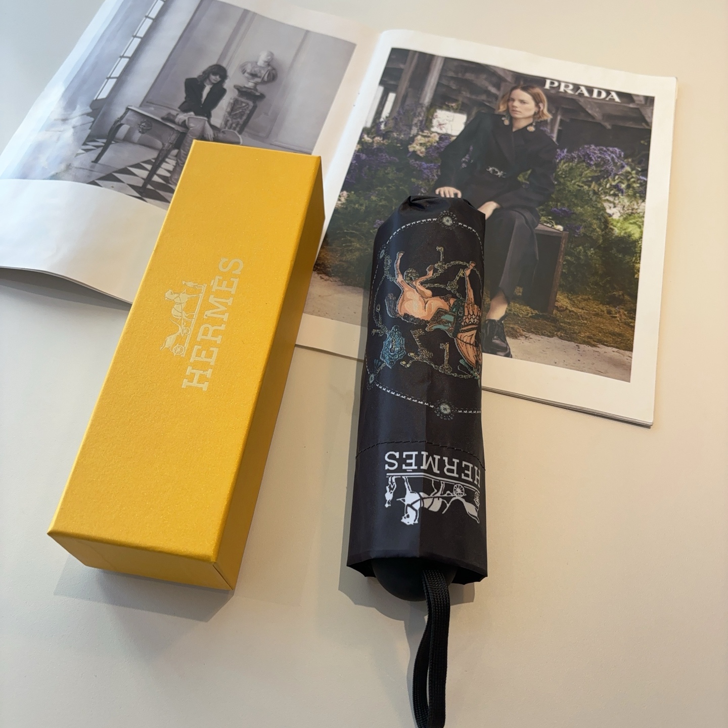 HERMÈS (爱马仕)新款 五折伞 热卖款 时尚指数爆表 不论晴天雨天使用都相得益彰 拥有它感受风从身