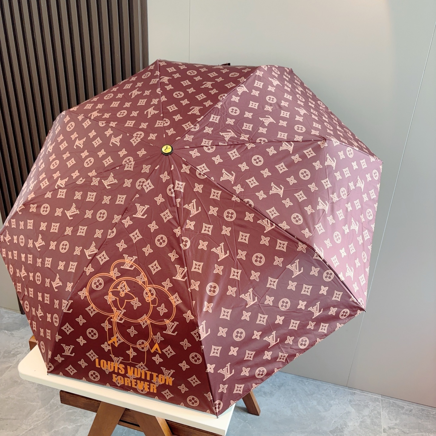 LOUIS VUITTON （路易威登）新款 三折自动折叠晴雨伞 新涂层技术深色伞面 拥有令人惊喜的遮光