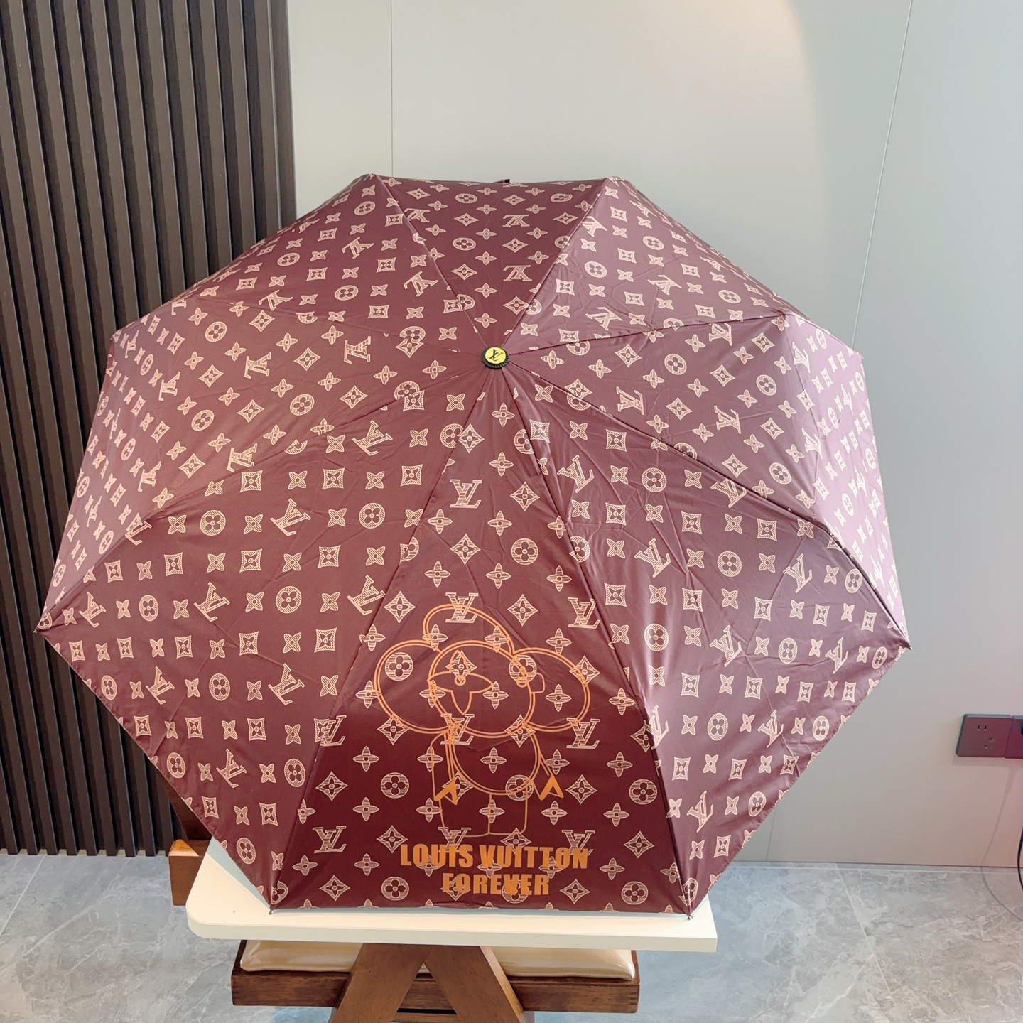 LOUIS VUITTON （路易威登）新款 三折自动折叠晴雨伞 新涂层技术深色伞面 拥有令人惊喜的遮光