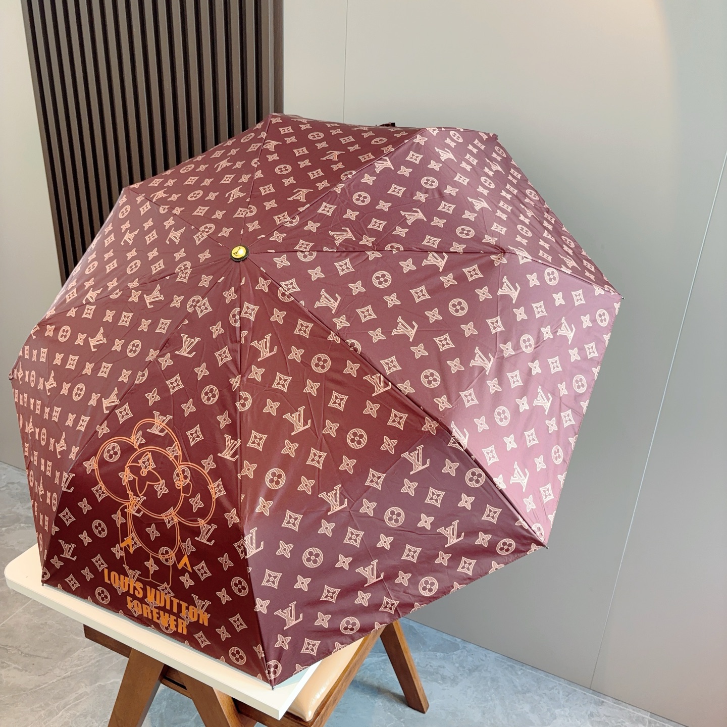 LOUIS VUITTON （路易威登）新款 三折自动折叠晴雨伞 新涂层技术深色伞面 拥有令人惊喜的遮光
