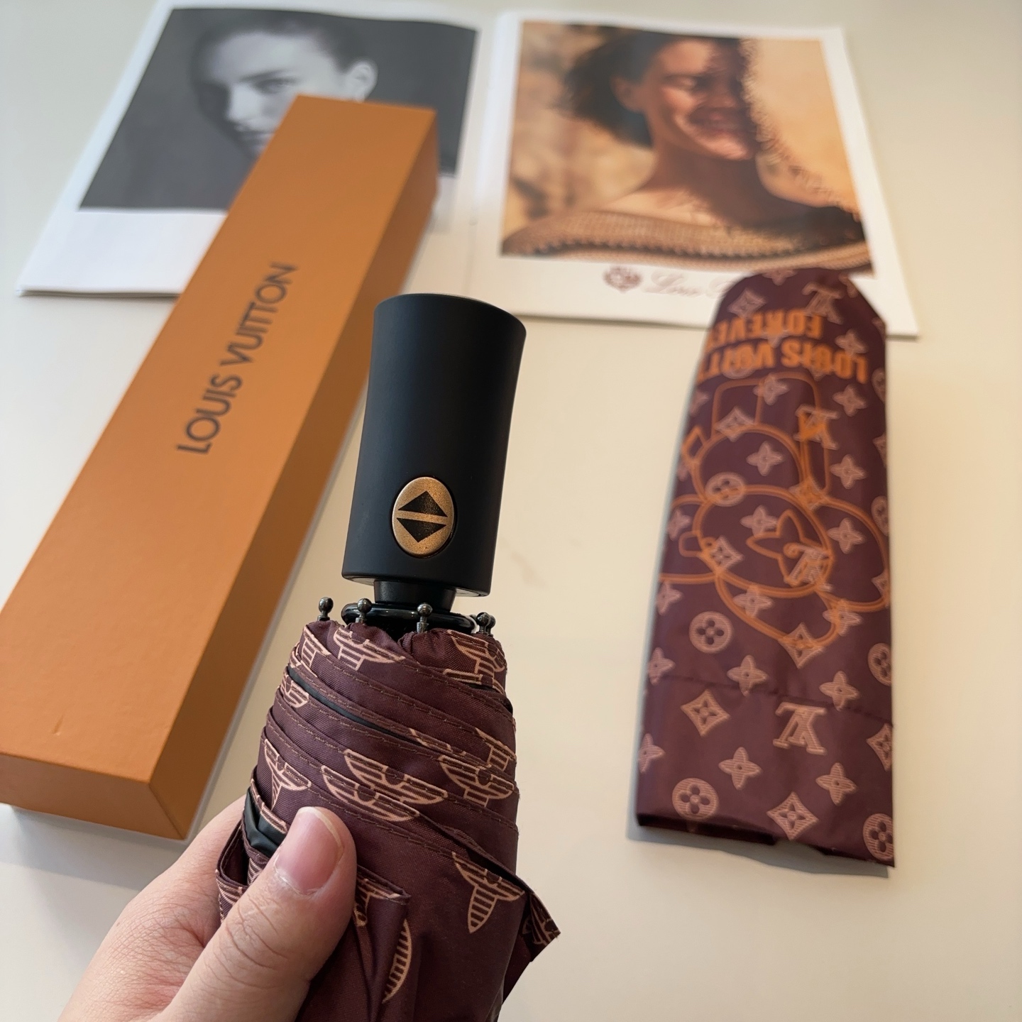 LOUIS VUITTON （路易威登）新款 三折自动折叠晴雨伞 新涂层技术深色伞面 拥有令人惊喜的遮光