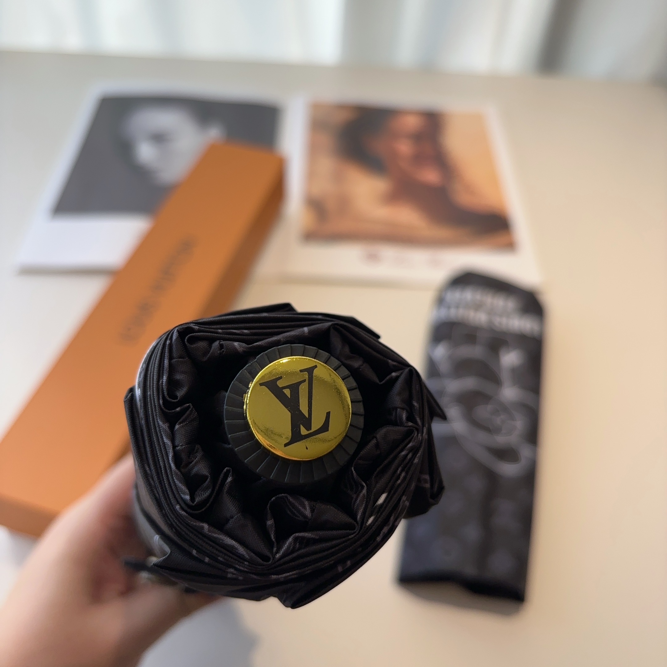 LOUIS VUITTON （路易威登）新款 三折自动折叠晴雨伞 新涂层技术深色伞面 拥有令人惊喜的遮光
