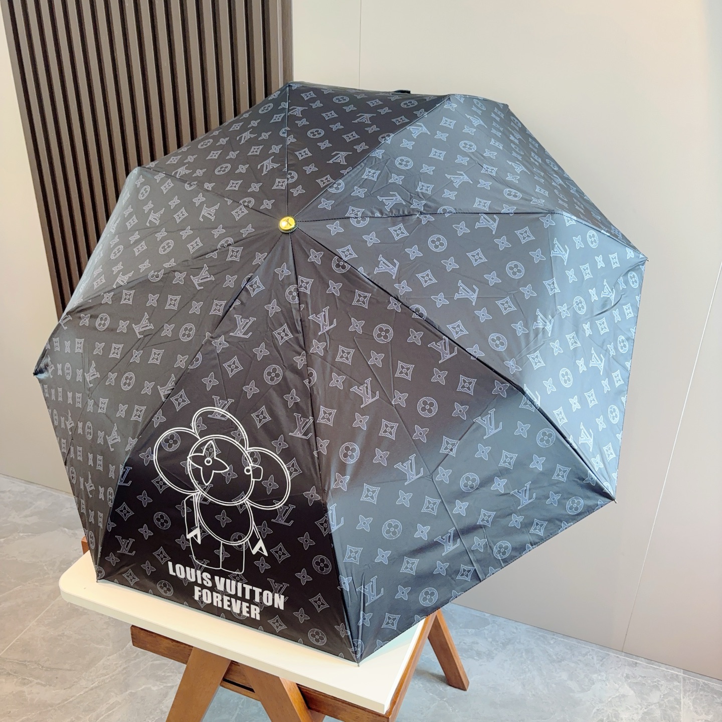 LOUIS VUITTON （路易威登）新款 三折自动折叠晴雨伞 新涂层技术深色伞面 拥有令人惊喜的遮光