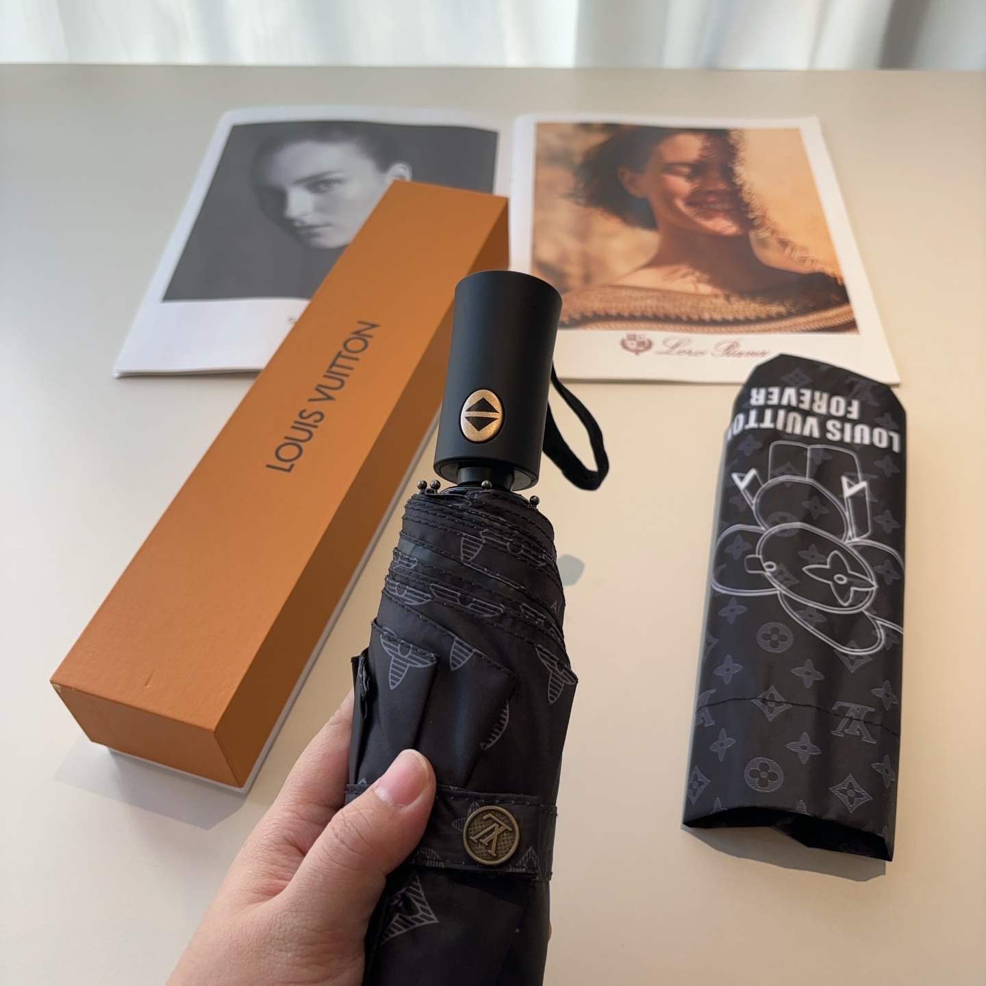 LOUIS VUITTON （路易威登）新款 三折自动折叠晴雨伞 新涂层技术深色伞面 拥有令人惊喜的遮光