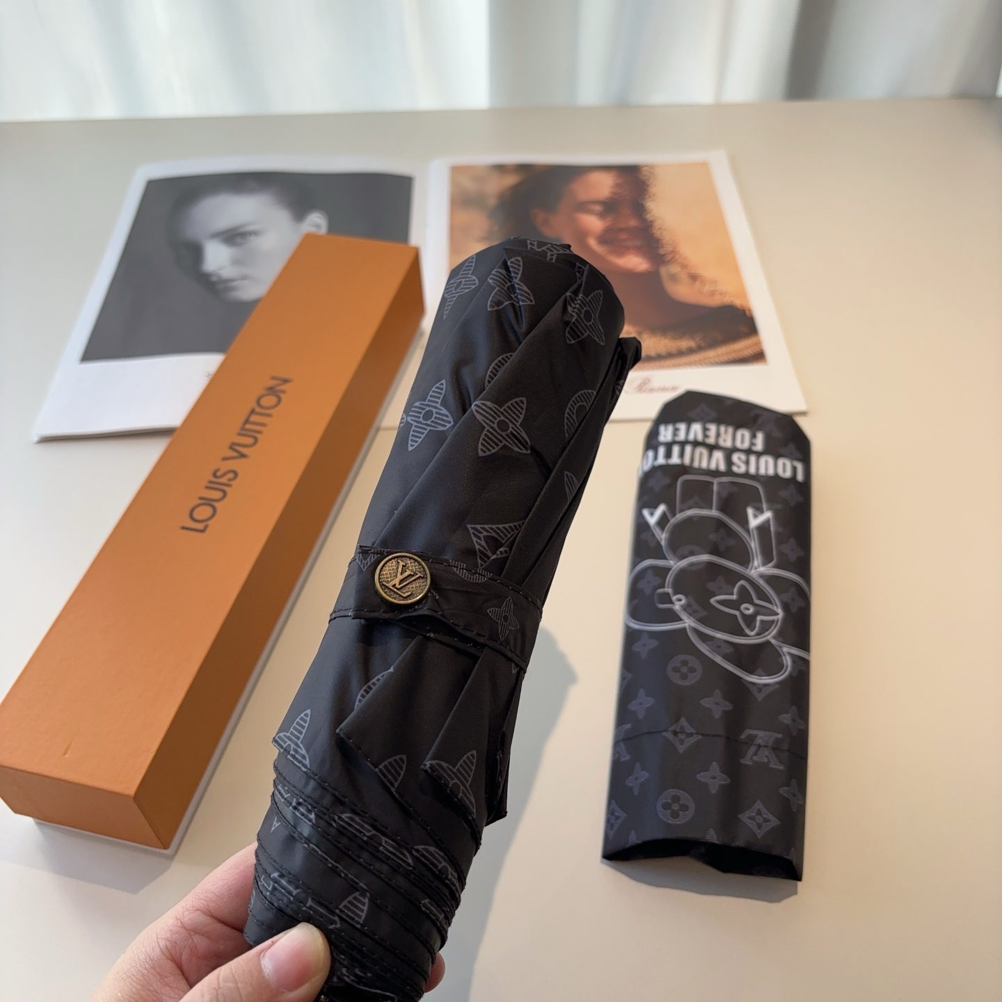 LOUIS VUITTON （路易威登）新款 三折自动折叠晴雨伞 新涂层技术深色伞面 拥有令人惊喜的遮光