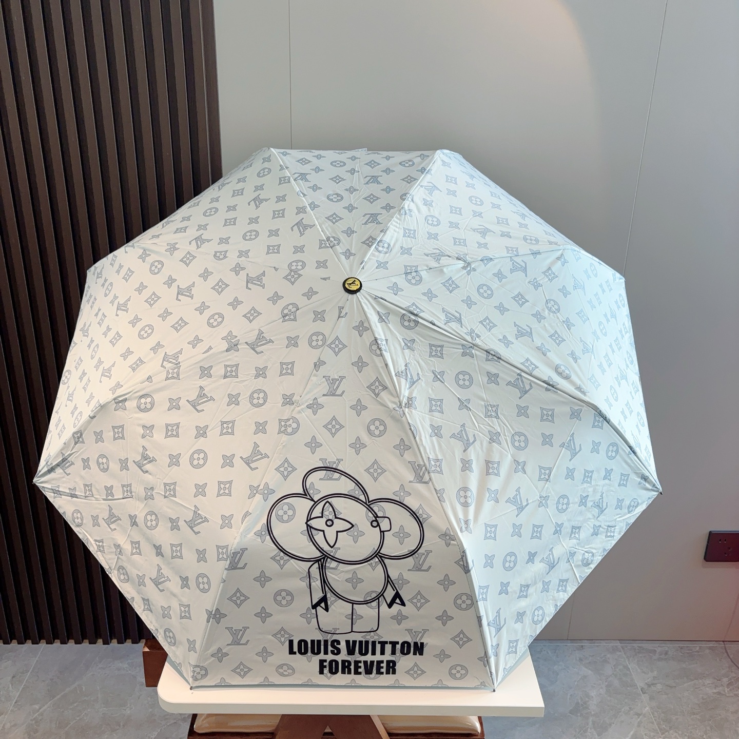 LOUIS VUITTON （路易威登）新款 三折自动折叠晴雨伞 新涂层技术深色伞面 拥有令人惊喜的遮光