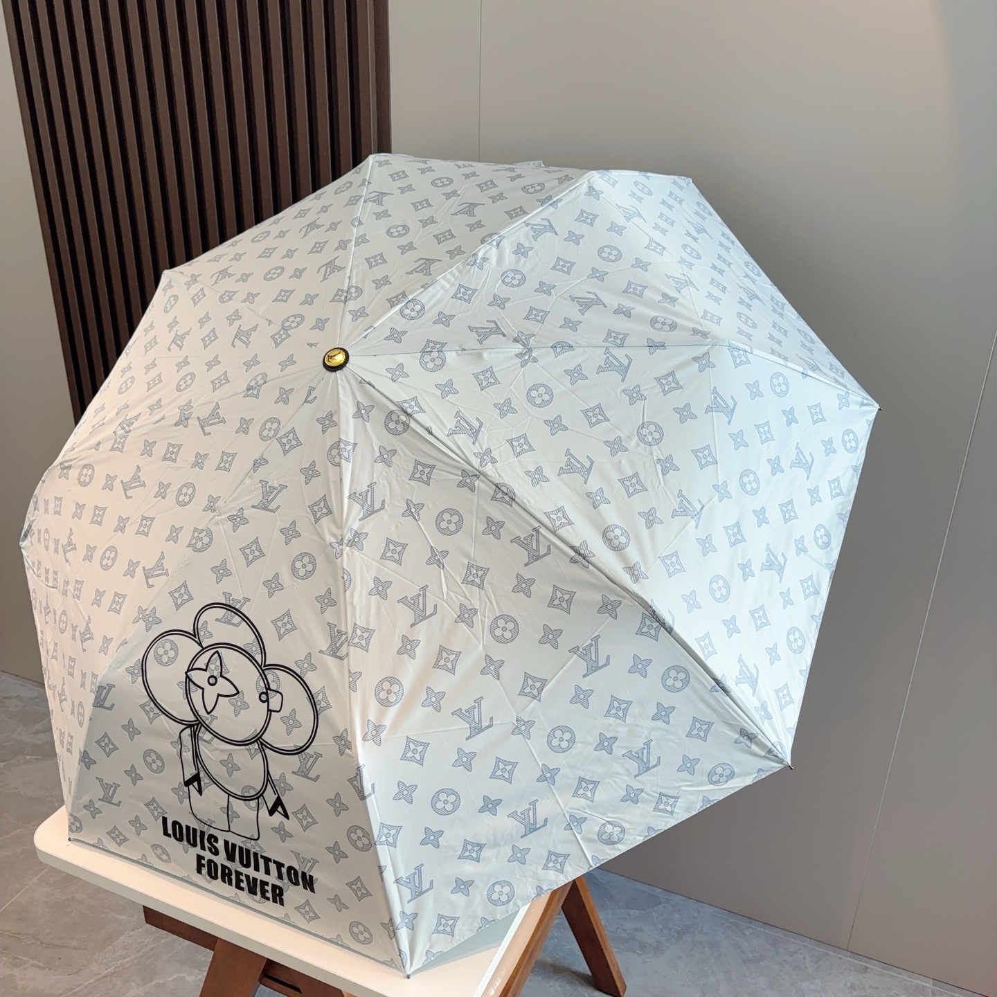 LOUIS VUITTON （路易威登）新款 三折自动折叠晴雨伞 新涂层技术深色伞面 拥有令人惊喜的遮光