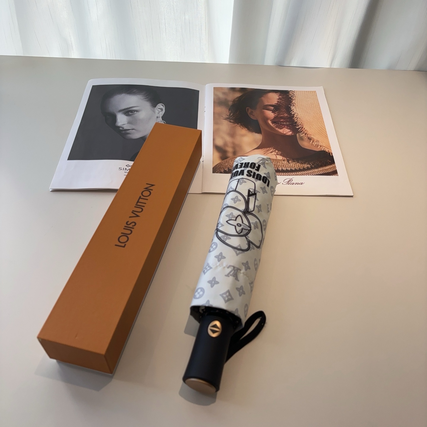 LOUIS VUITTON （路易威登）新款 三折自动折叠晴雨伞 新涂层技术深色伞面 拥有令人惊喜的遮光