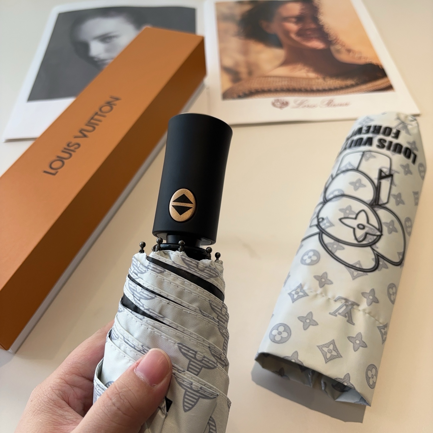 LOUIS VUITTON （路易威登）新款 三折自动折叠晴雨伞 新涂层技术深色伞面 拥有令人惊喜的遮光
