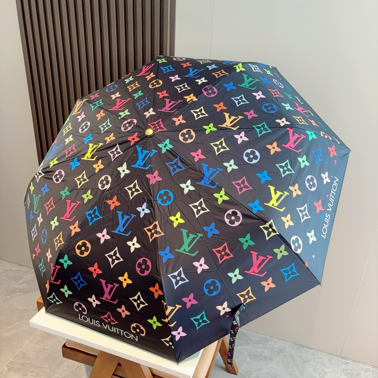  LOUIS VUITTON （路易威登）三折自动折叠晴雨伞 新涂层技术深色伞面 拥有令人惊喜的遮光效果