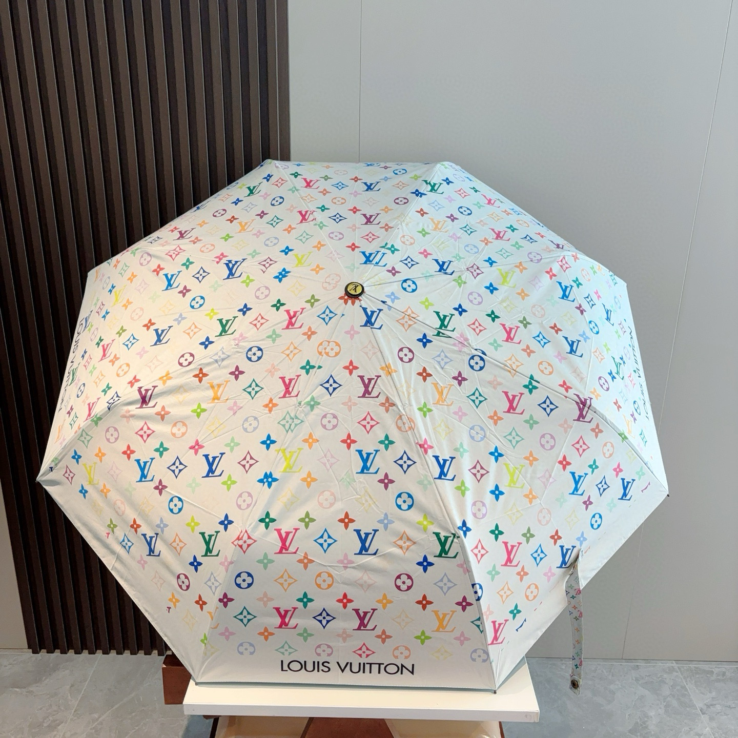  LOUIS VUITTON （路易威登）三折自动折叠晴雨伞 新涂层技术深色伞面 拥有令人惊喜的遮光效果