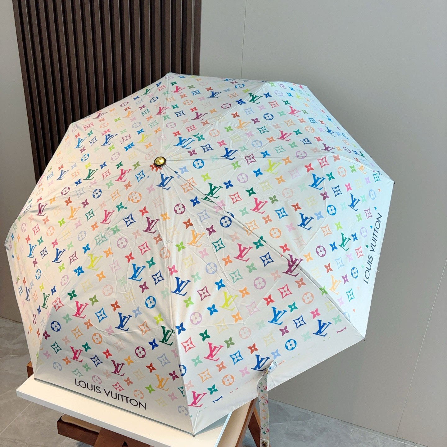  LOUIS VUITTON （路易威登）三折自动折叠晴雨伞 新涂层技术深色伞面 拥有令人惊喜的遮光效果