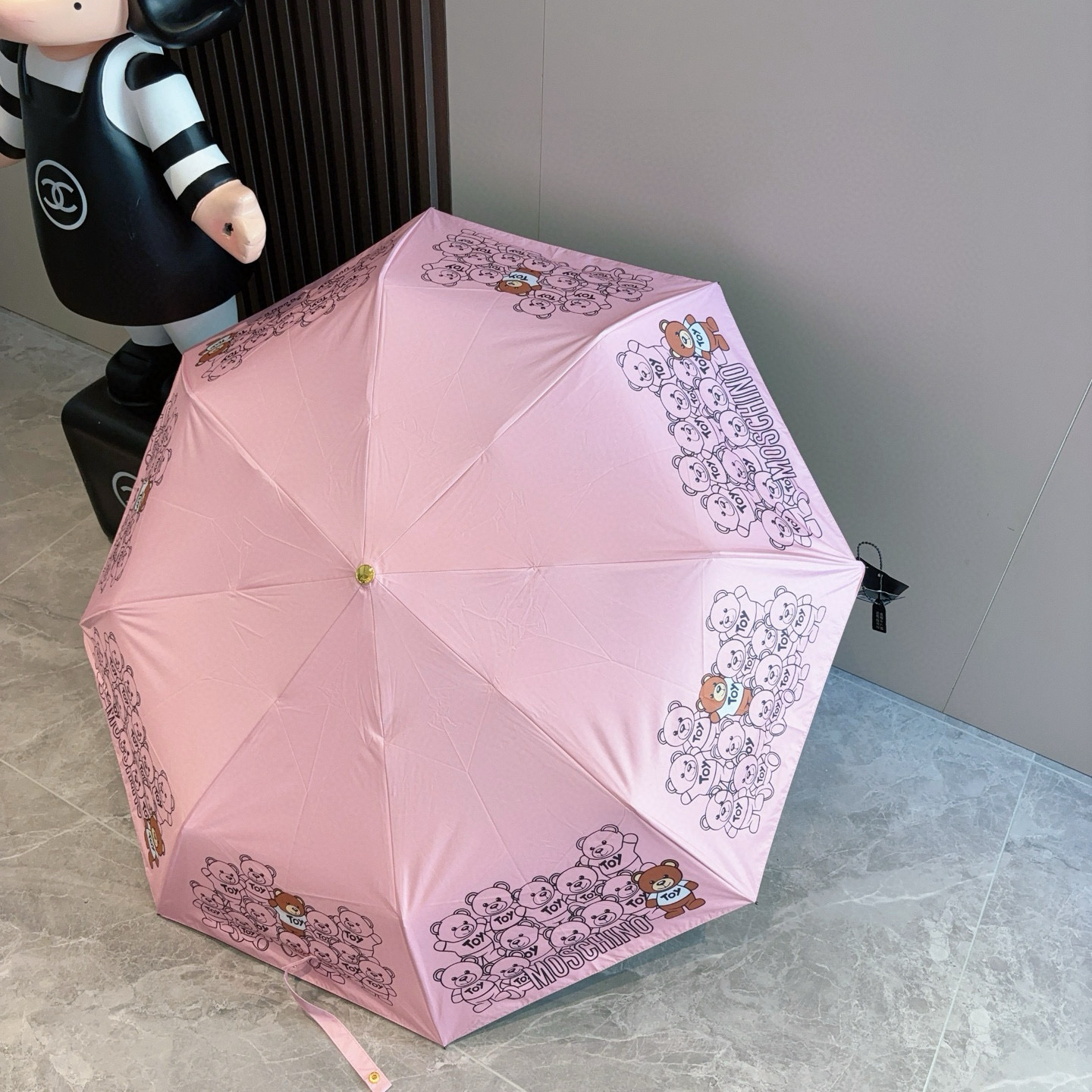  Moschino（莫斯奇诺）熊头柄 三折自动伞设计师Franco Moschino以自己的名字命名的一