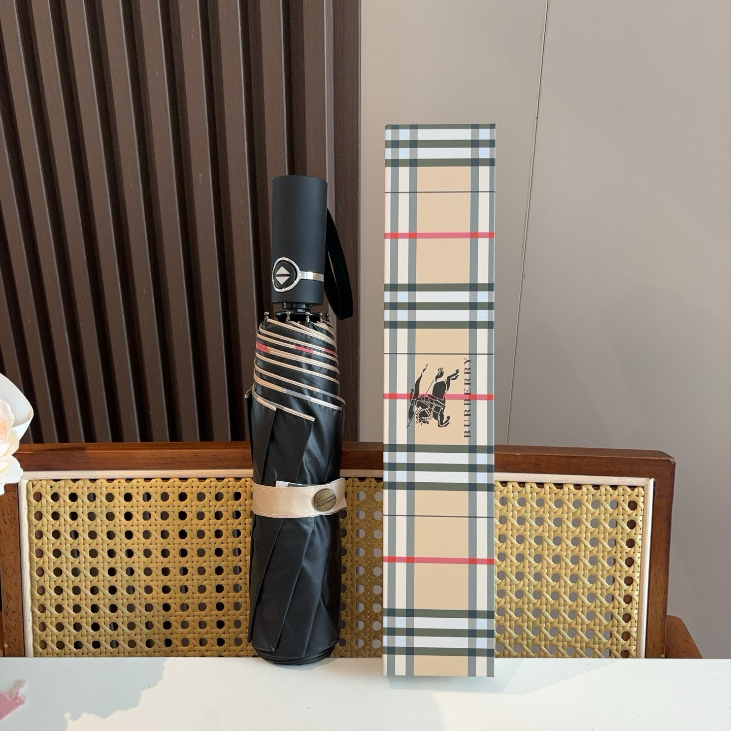 NO:378321,BURBERRY (Burberry) Three-fold automatic folding umbrella, the pinnacle of the year, classic, elegant, fashionable, this is what is called the British BURBERRY style. Burberry umbrellas are particularly proud of because of their super sun protection function. Light shading rate. UV shading rate (UV) are all top-notch. High-end material handles with metal texture edging. Inadvertently, the brand style is highlighted. The metal Burberry logo shows high-end and very international style. The elegant, noble and exquisite Burberry style is integrated into the design of the umbrella. The moment you hold it up, the whole person feels confident. It is definitely a great umbrella umbrella that combines quality and taste. The sun umbrellas, umbrellas, umbrellas, umbrellas, umbrellas19860909BURBERRY（巴宝莉） 三折自动折叠晴雨伞 年度巅峰之作 经典 高雅 时髦 这就是被称为英国BURBERRY风格所在 巴宝莉晴雨伞特别值得骄傲就是其超强的防晒功能 遮光率 UV遮挡率（紫外线）都是一级棒的 高端材质手柄搭配金属质感包边 在不经意间彰显着品牌风格 金属巴宝莉logo尽显高端 很有国际范 优雅、高贵、精致的巴宝莉风格 都融入雨伞的设计中 撑起的瞬间 整个人都觉得自信起来 绝对是质量与品位双结合的牛货雨伞遮阳伞太阳伞,雨伞,burberry,burberry,umbrellas,accessory