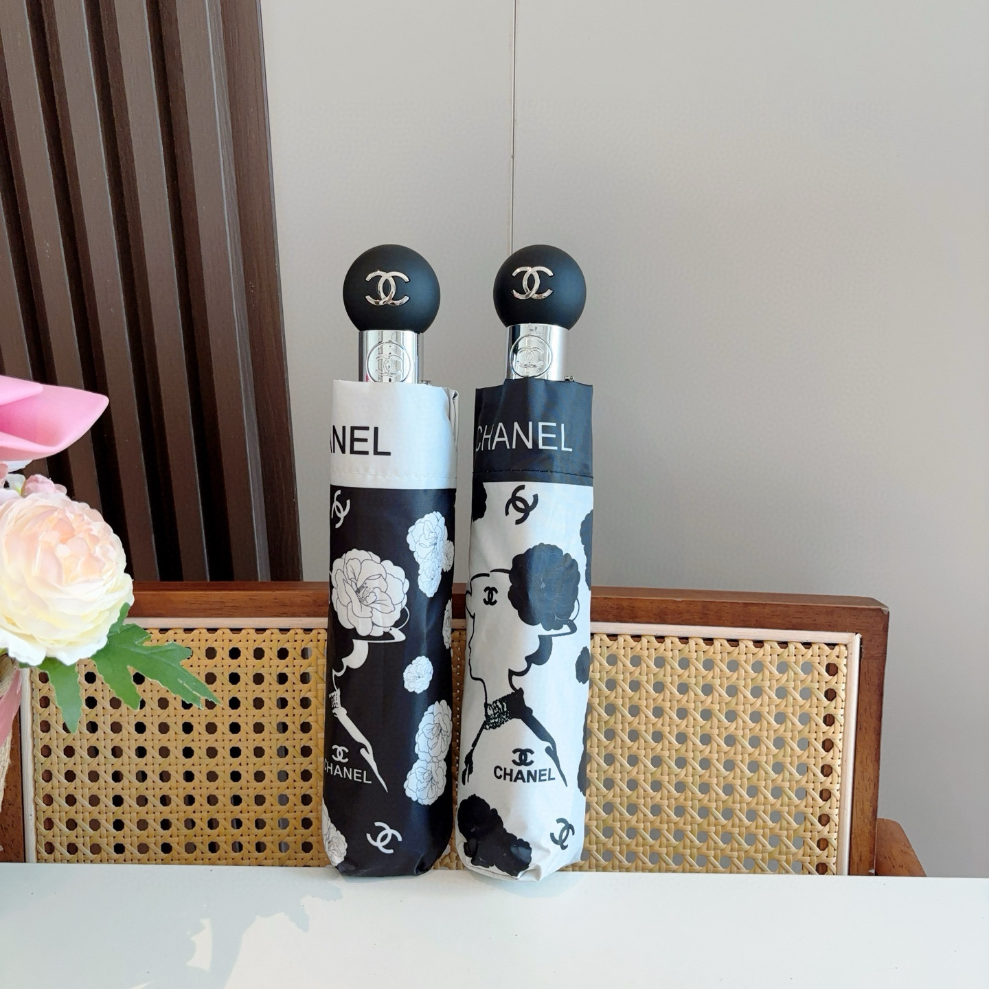 NO:378329,CHANEL (Chanel) three-fold automatic folding umbrella. The design style is elegant and luxurious, and it brings a unique visual effect when you move for the umbrella. It is under the scorching sun and sun, and has exclusive sun protection technology!  The umbrella surface is made of ultra-high density impact cloth, light and water-repellent. It is not afraid of umbrellas, umbrellas, umbrellas, chanels, umbrellas19860909CHANEL（香奈儿）三折自动折叠晴雨伞 集合香奈儿灵魂LOGO为一体的设计风格高雅奢华 带在身上带来独特视觉效果 为伞而动,骄阳烈日下,有独家防晒科技！伞面选用超高密度碰击布 轻盈拒水 刮风下雨不怕不怕雨伞遮阳伞太阳伞,雨伞,chanel,chanel,umbrellas,accessory