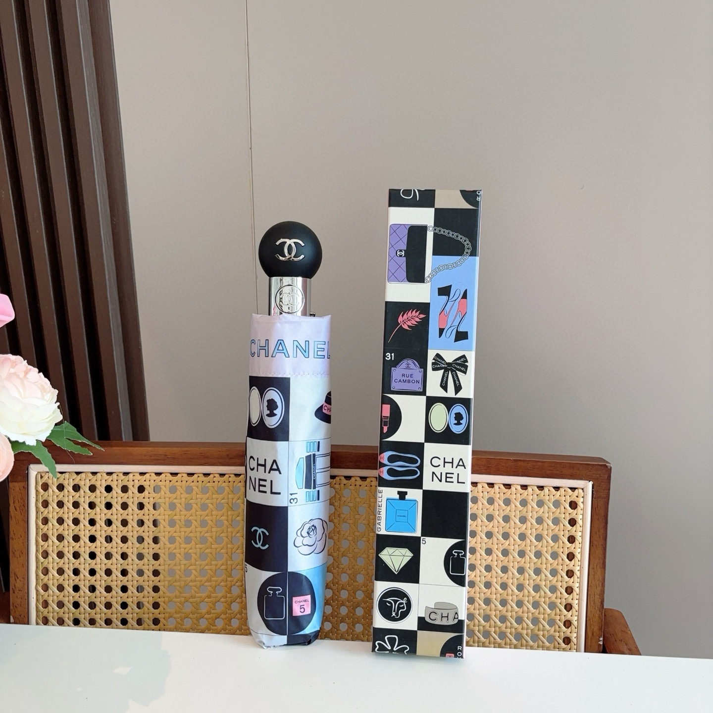 NO:378337,CHANEL (Chanel) three-fold automatic folding umbrella. The design style is elegant and luxurious, and it brings a unique visual effect when you move for the umbrella. It is under the scorching sun and sun, and has exclusive sun protection technology!  The umbrella surface is made of ultra-high density impact cloth, light and water-repellent. It is not afraid of umbrellas, umbrellas, umbrellas, chanels, umbrellas19860909CHANEL（香奈儿）三折自动折叠晴雨伞 集合香奈儿灵魂LOGO为一体的设计风格高雅奢华 带在身上带来独特视觉效果 为伞而动,骄阳烈日下,有独家防晒科技！伞面选用超高密度碰击布 轻盈拒水 刮风下雨不怕不怕雨伞遮阳伞太阳伞,雨伞,chanel,chanel,umbrellas,accessory