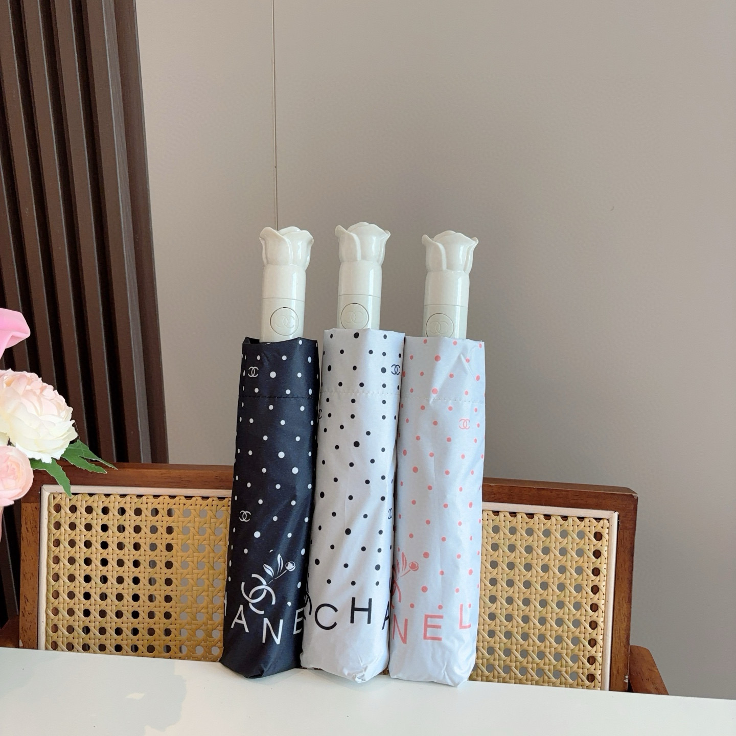 NO:378344,CHANEL Rose head handle Three fold automatic folding umbrella blocks 99 direct UV rays from the umbrella surface to eliminate summer sunburns Refreshing travel Use aluminum alloy + fiberglass with good wind and rain resistance Simple and convenient Show grade and taste 3-color umbrellas, umbrellas, chanel, chanel, umbrellas19860909CHANEL（香奈儿） 玫瑰花头手柄 三折自动折叠晴雨伞 阻隔99直射伞面的紫外线 杜绝夏季晒伤 清爽出行 选用铝合金+玻纤 抗风雨性能佳 简单方便 展现档次与品位 3色雨伞遮阳伞太阳伞,雨伞,chanel,chanel,umbrellas,accessory