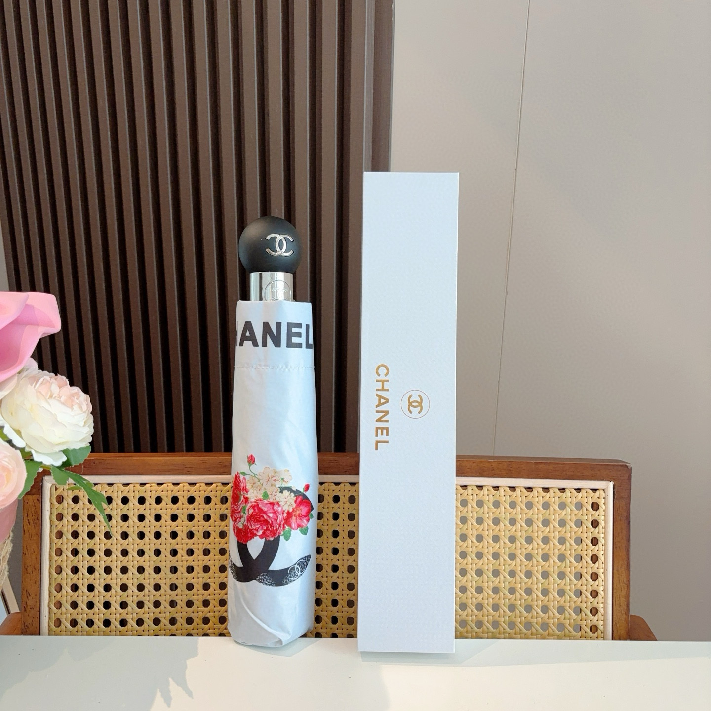 NO:378350,CHANEL (Chanel) three-fold automatic folding umbrella. The design style is elegant and luxurious, and it brings a unique visual effect when you move for the umbrella. It is under the scorching sun and sun, and has exclusive sun protection technology!  The umbrella surface is made of ultra-high density impact cloth, light and water-repellent. It is not afraid of umbrellas, umbrellas, umbrellas, chanels, umbrellas19860909CHANEL（香奈儿）三折自动折叠晴雨伞 集合香奈儿灵魂LOGO为一体的设计风格高雅奢华 带在身上带来独特视觉效果 为伞而动,骄阳烈日下,有独家防晒科技！伞面选用超高密度碰击布 轻盈拒水 刮风下雨不怕不怕雨伞遮阳伞太阳伞,雨伞,chanel,chanel,umbrellas,accessory