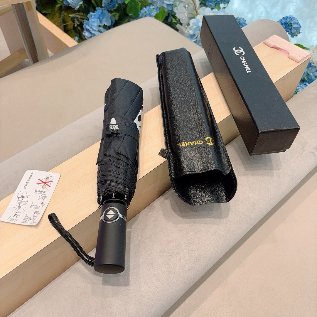 NO:378359,CHANEL (Chanel) three-fold automatic folding umbrella. The design style is elegant and luxurious, and it brings a unique visual effect when you move for the umbrella. It is under the scorching sun and sun, and has exclusive sun protection technology!  The umbrella surface is made of ultra-high density impact cloth, light and water-repellent. It is not afraid of umbrellas, umbrellas, umbrellas, chanels, umbrellas19860909CHANEL（香奈儿）三折自动折叠晴雨伞 集合香奈儿灵魂LOGO为一体的设计风格高雅奢华 带在身上带来独特视觉效果 为伞而动,骄阳烈日下,有独家防晒科技！伞面选用超高密度碰击布 轻盈拒水 刮风下雨不怕不怕雨伞遮阳伞太阳伞,雨伞,chanel,chanel,umbrellas,accessory