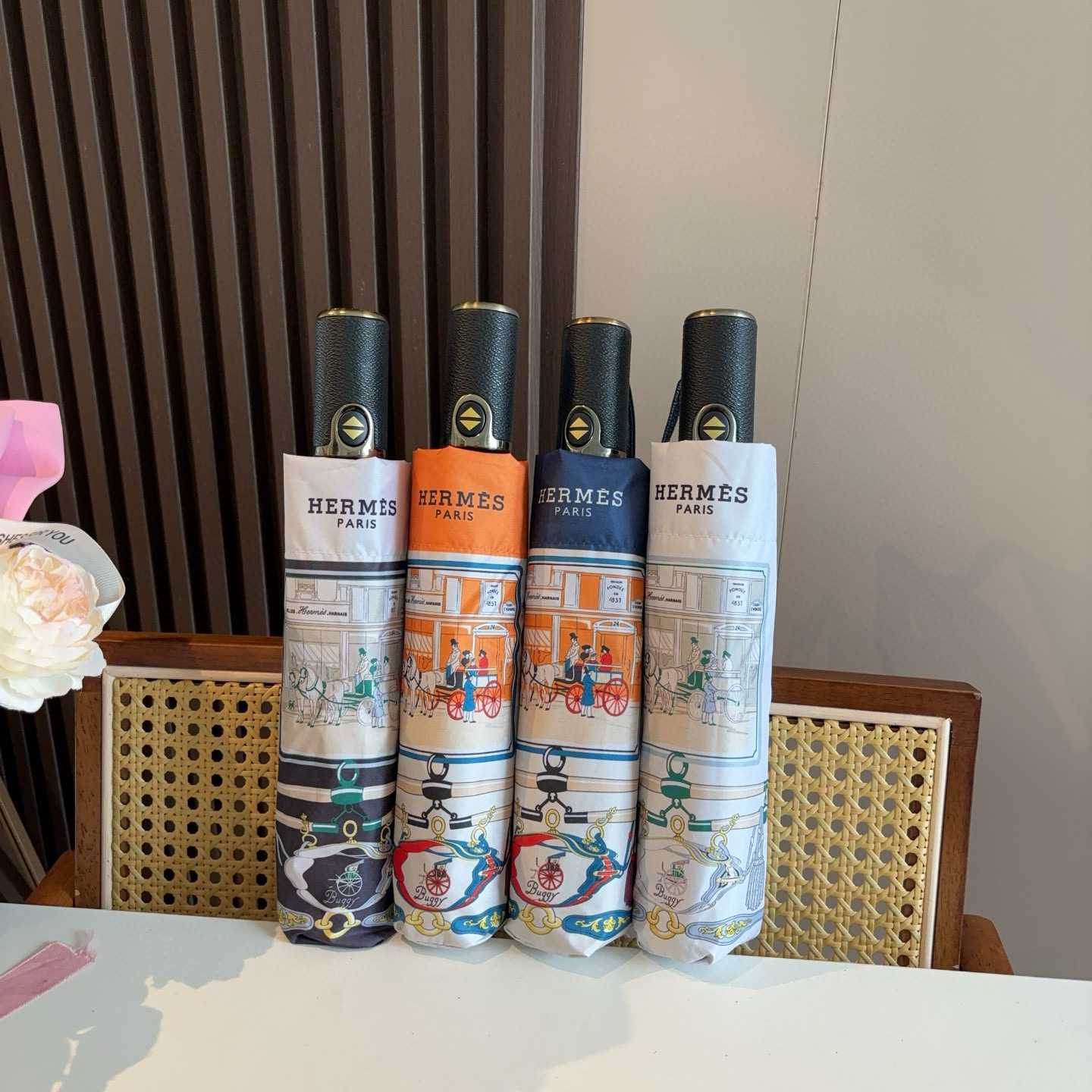 NO:378348,Hermès new model, the best H-home three-fold automatic umbrella is presented with its exquisite craftsmanship and continuous imagination. The new coating technology umbrella cloth brings surprising light-shading effect, which makes sun protection and heat insulation performance better guaranteed. The quality of the umbrella bone determines the quality of an umbrella. The material of the umbrella frame is made of alloy umbrella rods and carbon fiber umbrella bones. It is very tough. The first generation 210T hitting cloth sun protection and water repellent technology blocks the ultraviolet rays directly from the umbrella surface to eliminate summer sunburn. Refreshing travel. Even on rainy days, you can enjoy the most elegant walk. Umbrellas, umbrellas, umbrellas, umbrellas, umbrellas19860909爱马仕（Hermès）新款 极品H家三折自动伞重磅呈现 以其精湛的工艺技术和源源不断的想像力 新涂层技术伞布 带来令人惊喜的遮光效果 让防晒及隔热性能更优保障 伞骨的好坏 决定一把雨伞品质好坏 伞架材料由合金伞杆 碳纤维伞骨制成 坚韧度非常强 第一代210T碰击布防晒拒水技术 阻隔99直射伞面的紫外线 杜绝夏季晒伤 清爽出行 即使是在下雨的日子里,也能享受最优雅的漫步雨伞遮阳伞太阳伞,雨伞,hermes,hermes,umbrellas,accessory