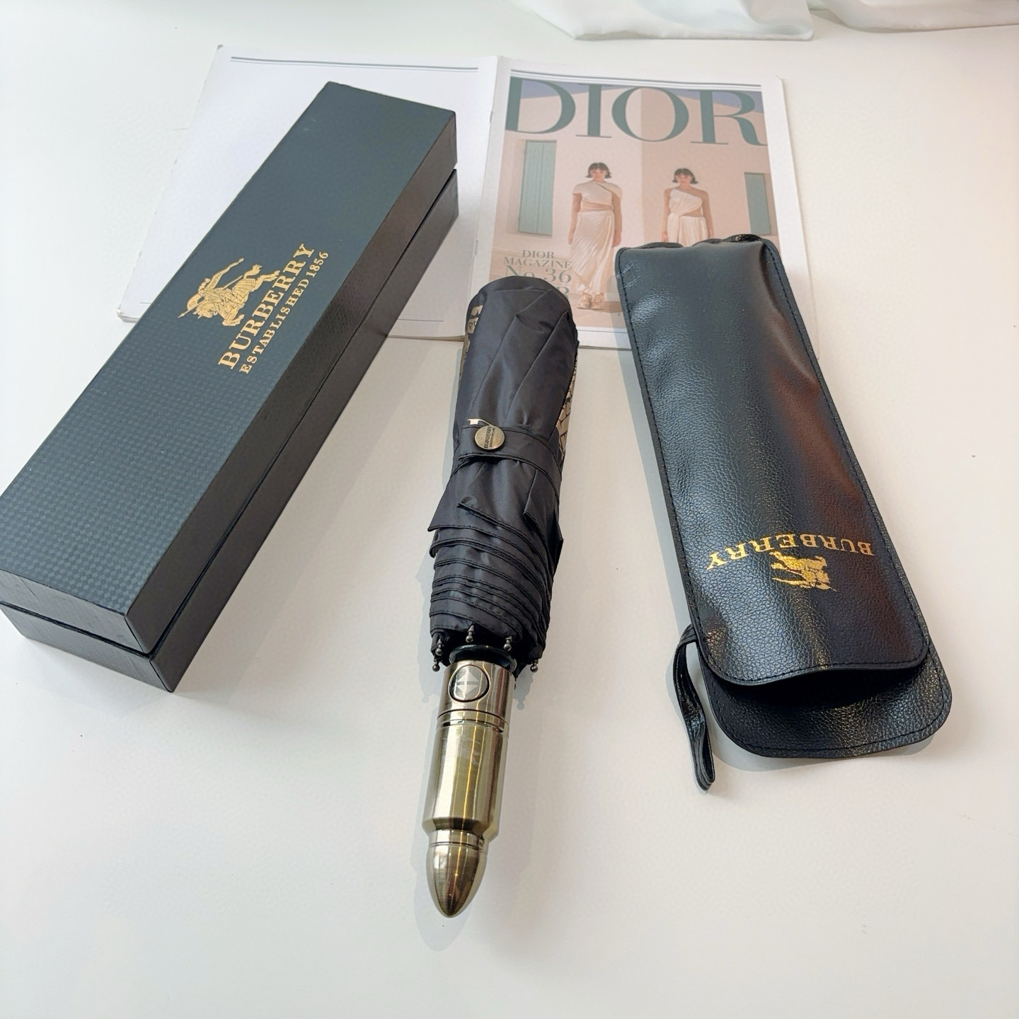 NO:378360,BURBERRY Bullet Handle New Summer Model Fully Automatic Folding Umbrella Black coating sunscreen effectively blocks UV rays 99, UF>50, so it can cool down the body under the umbrella!  Effective heat insulation, efficient sun protection, one-handed, ultra-light full-length material is very light, width and diameter 102cm Gift box [gift] Umbrella parasol sun umbrellas, umbrellas, burberry, burberry, umbrellas19860909BURBERRY（巴宝莉）子弹手柄 夏季新款 全自动折叠晴雨伞 黑色涂层防晒有效阻隔紫外线99,UF>50 所以能起到伞下体感降温的效果！ 有效隔热,高效防晒 一把搞定,超轻全吕材质自重很轻 宽度直径102cm 礼盒装[礼物]雨伞遮阳伞太阳伞,雨伞,burberry,burberry,umbrellas,accessory
