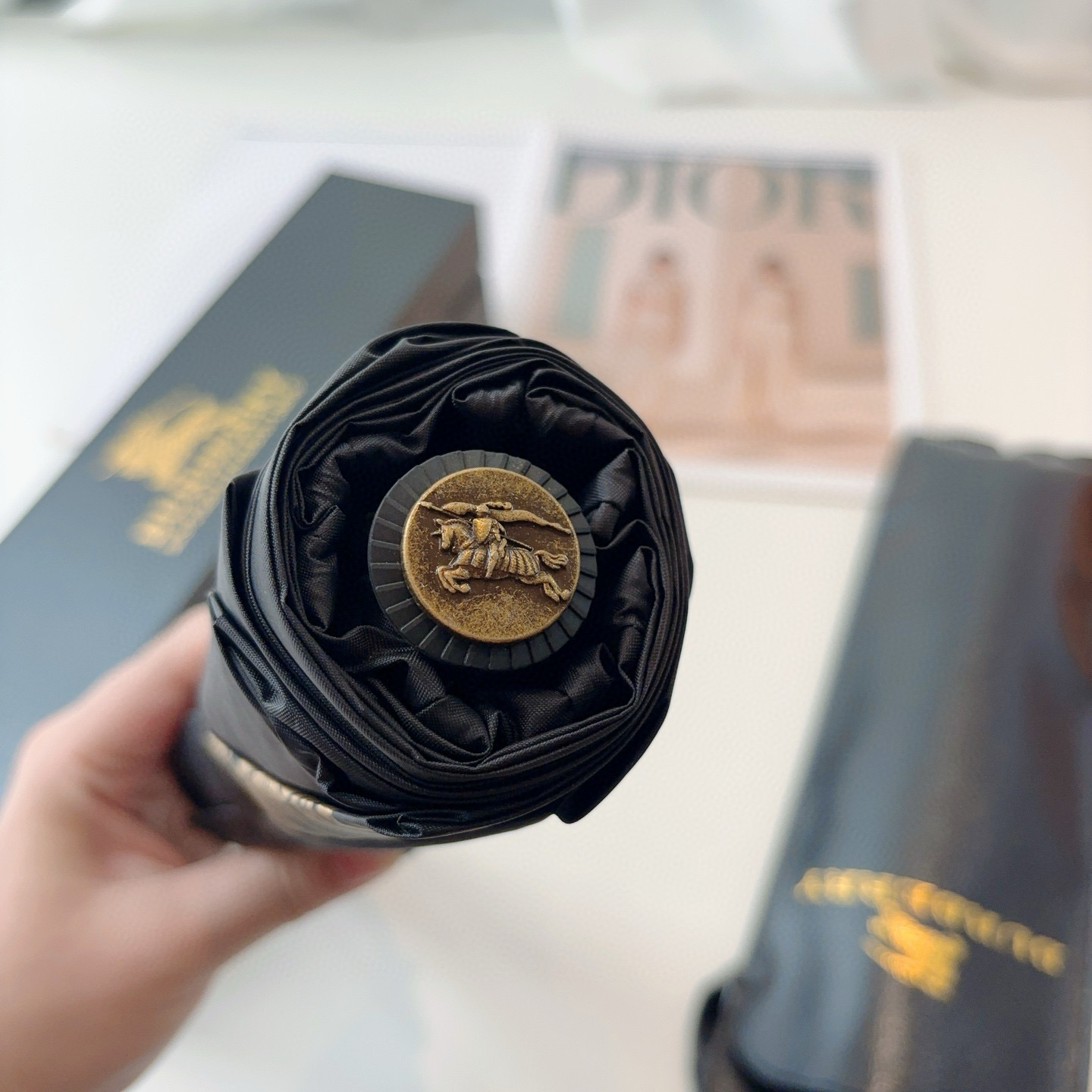 BURBERRY（巴宝莉）子弹手柄 夏季新款 全自动折叠晴雨伞 
黑色涂层防晒有效阻隔紫外线99%，U