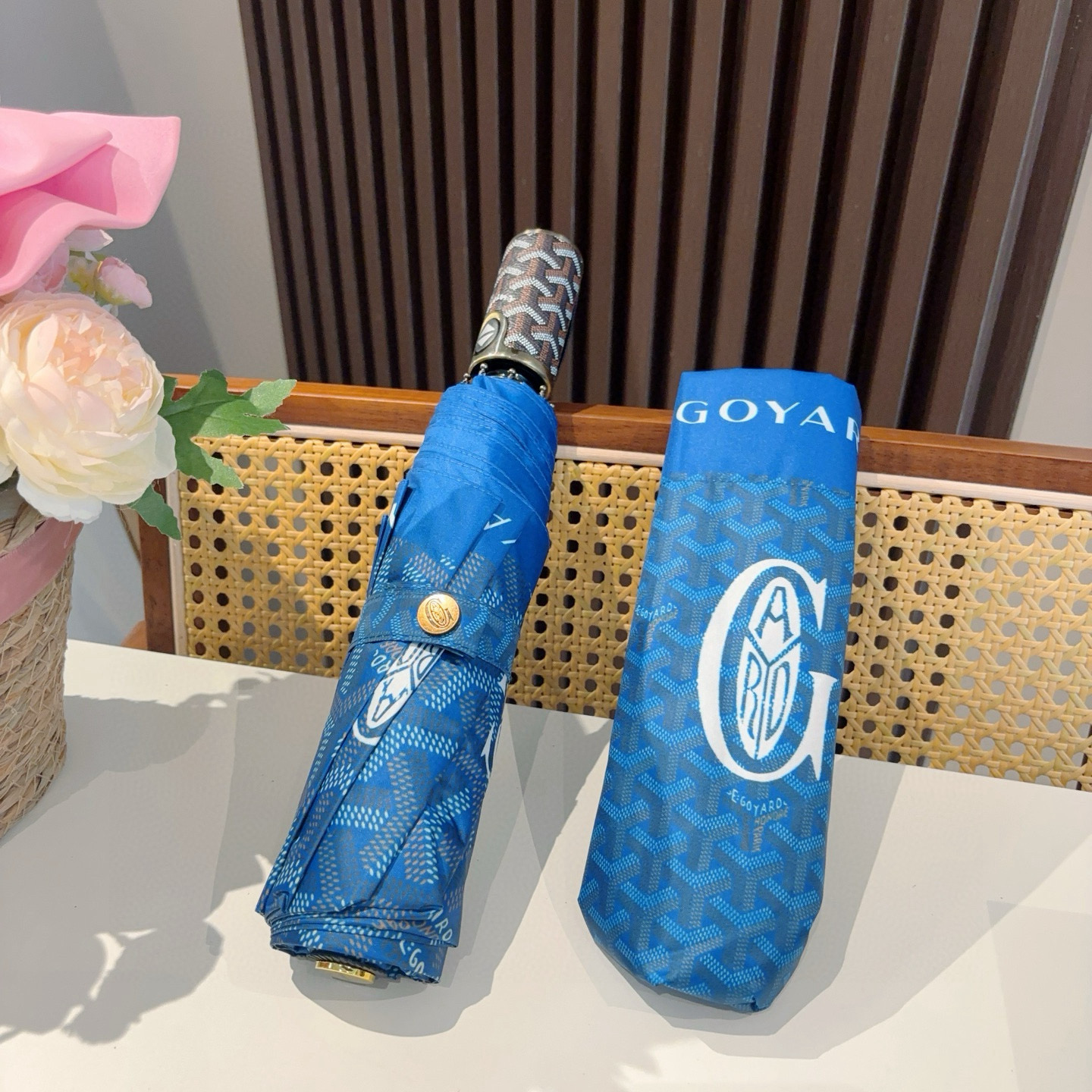  Goyard戈雅  三折自动折叠伞 热卖款 时尚指数爆表 不论晴天雨天使用都相得益彰 拥有它感受风从身