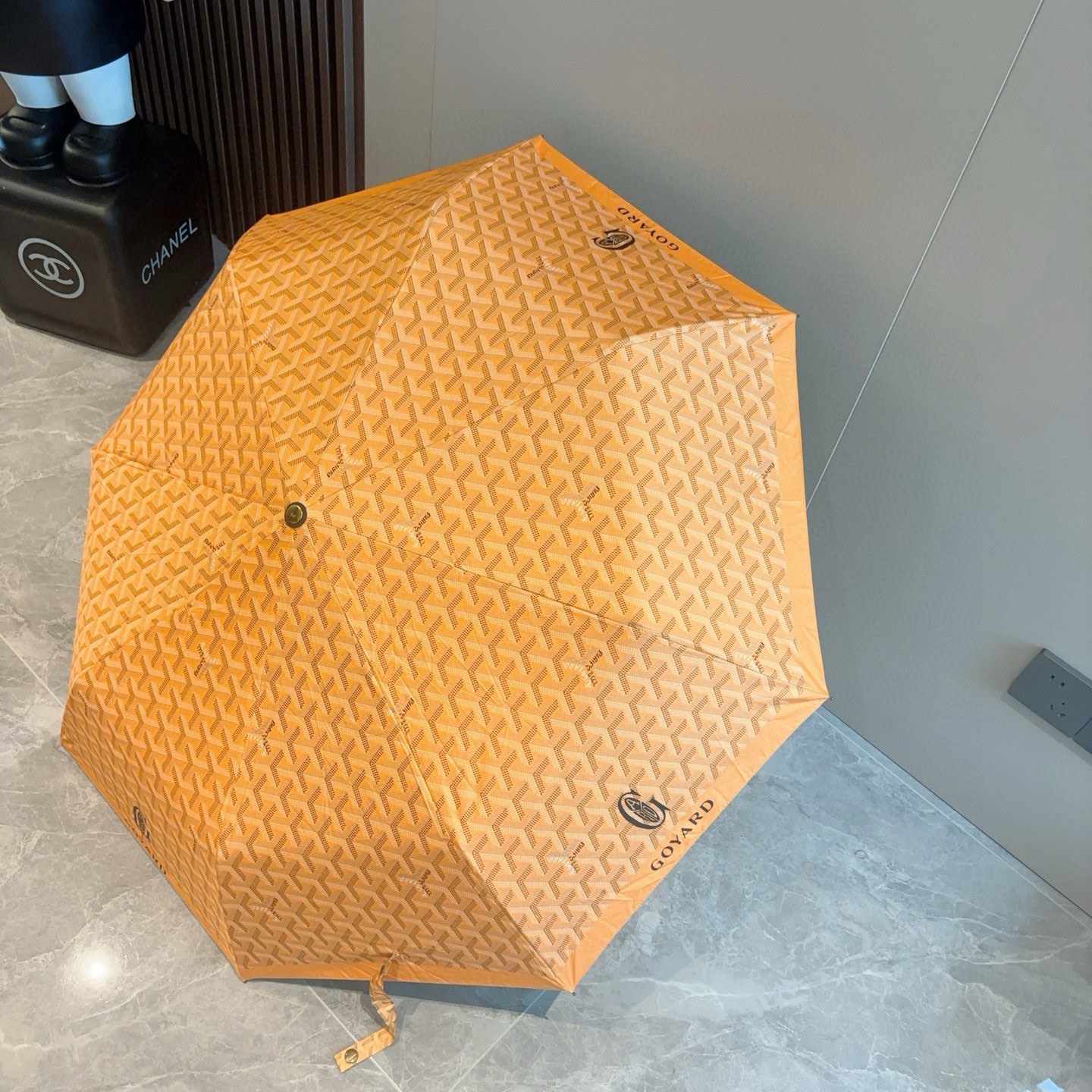  Goyard戈雅  三折自动折叠伞 热卖款 时尚指数爆表 不论晴天雨天使用都相得益彰 拥有它感受风从身