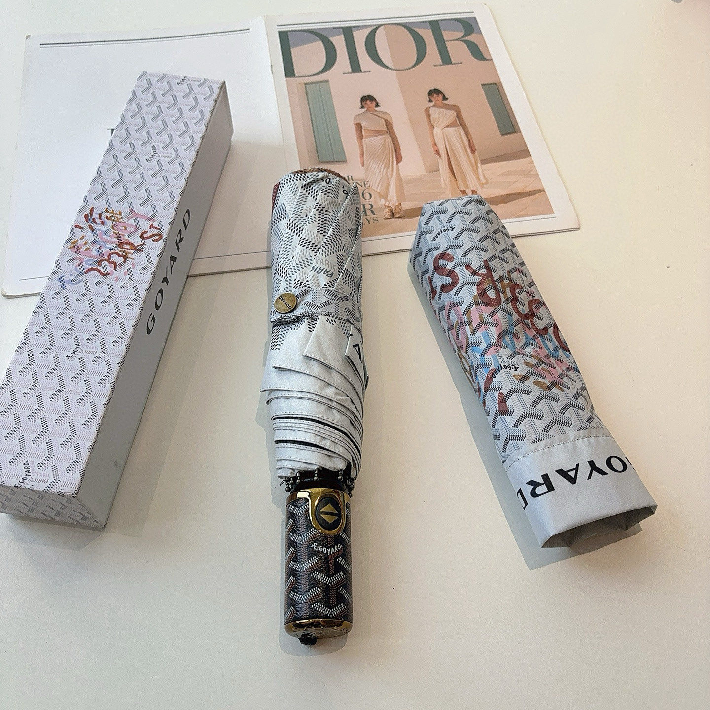  Goyard戈雅  三折自动折叠伞 热卖款 时尚指数爆表 不论晴天雨天使用都相得益彰 拥有它感受风从身