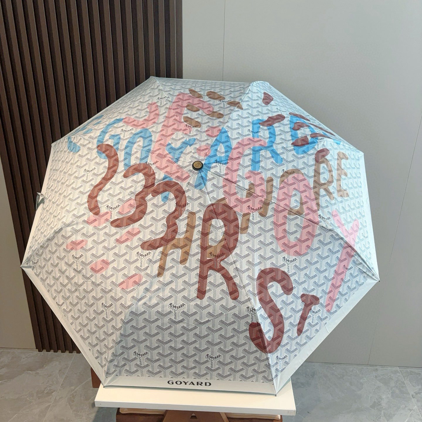  Goyard戈雅  三折自动折叠伞 热卖款 时尚指数爆表 不论晴天雨天使用都相得益彰 拥有它感受风从身
