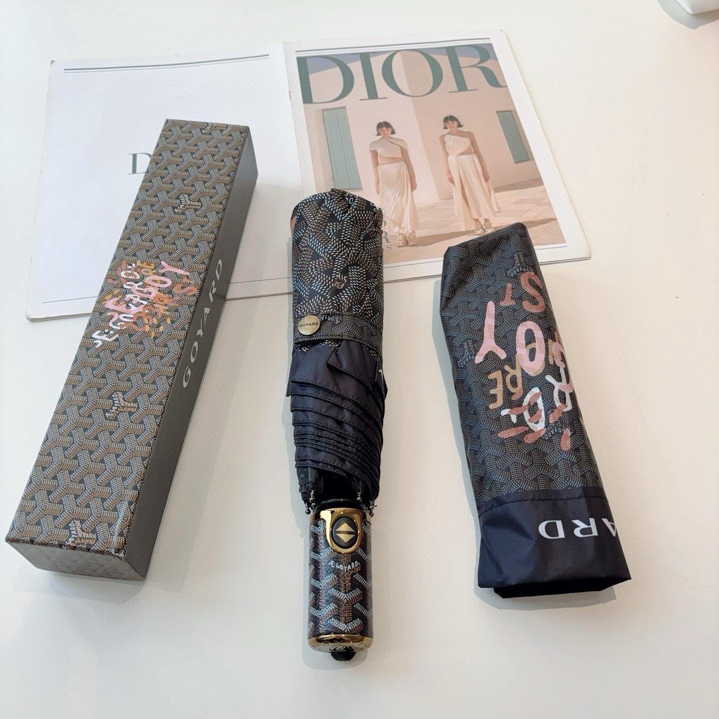  Goyard戈雅  三折自动折叠伞 热卖款 时尚指数爆表 不论晴天雨天使用都相得益彰 拥有它感受风从身