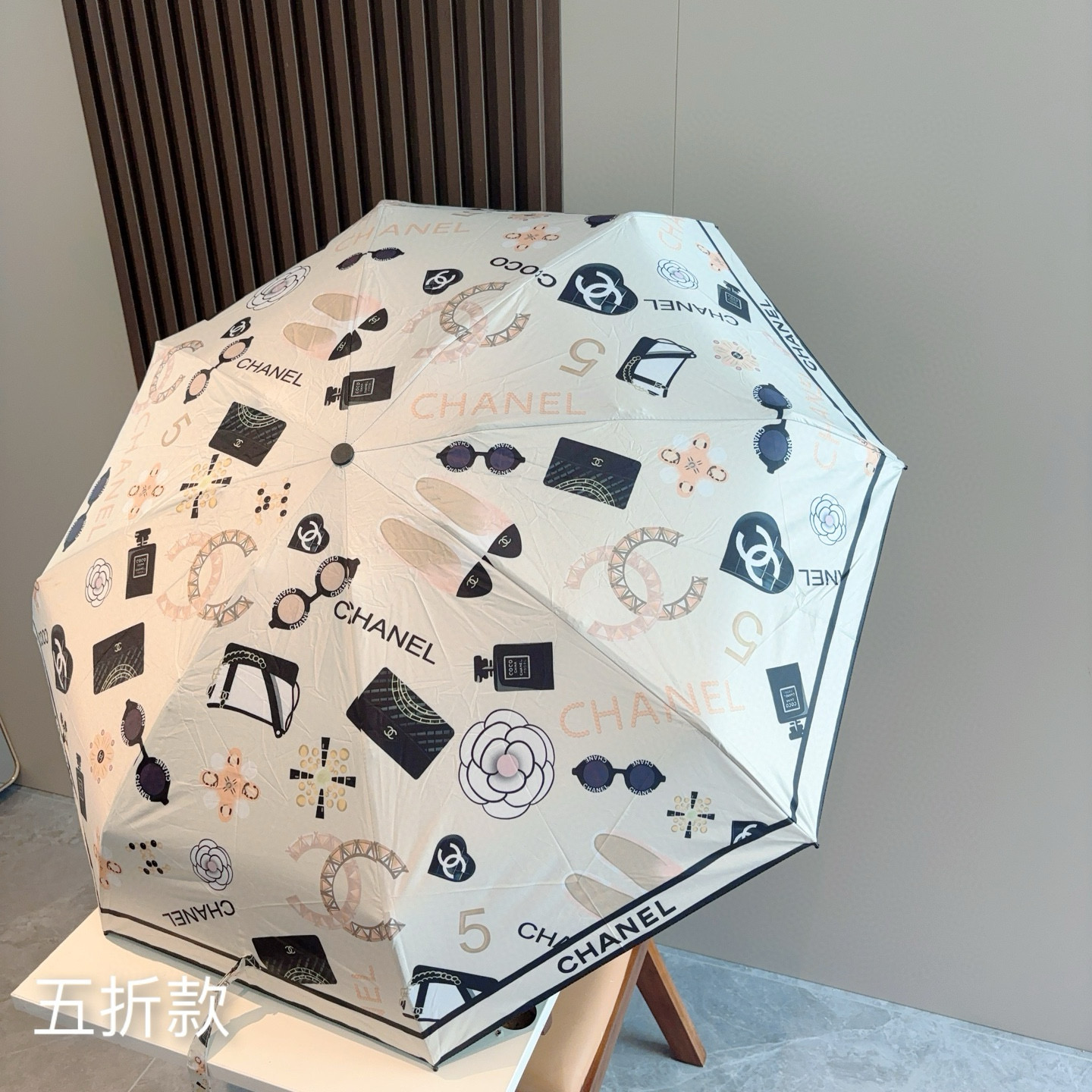 CHANEL（香奈儿）五折手开折叠晴雨伞 集合香奈儿灵魂LOGO为一体的设计风格高雅奢华 带在身上带来