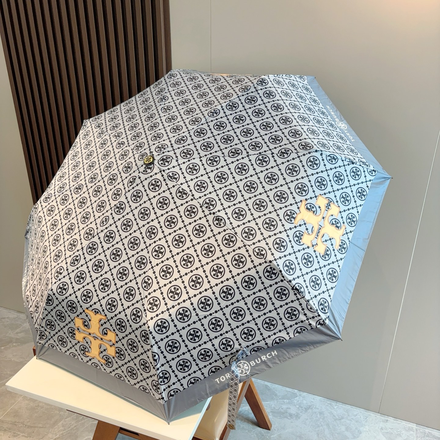  Tory Burch（托里伯奇）三折全自动开收黑胶遮阳防晒 UV晴雨伞 缩骨遮雨伞玫瑰玫瑰独家首发！给