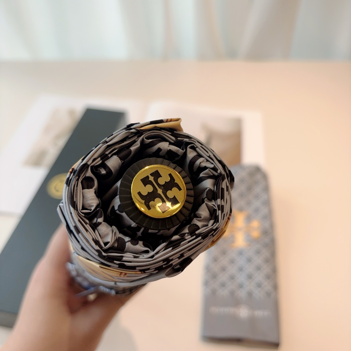  Tory Burch（托里伯奇）三折全自动开收黑胶遮阳防晒 UV晴雨伞 缩骨遮雨伞玫瑰玫瑰独家首发！给
