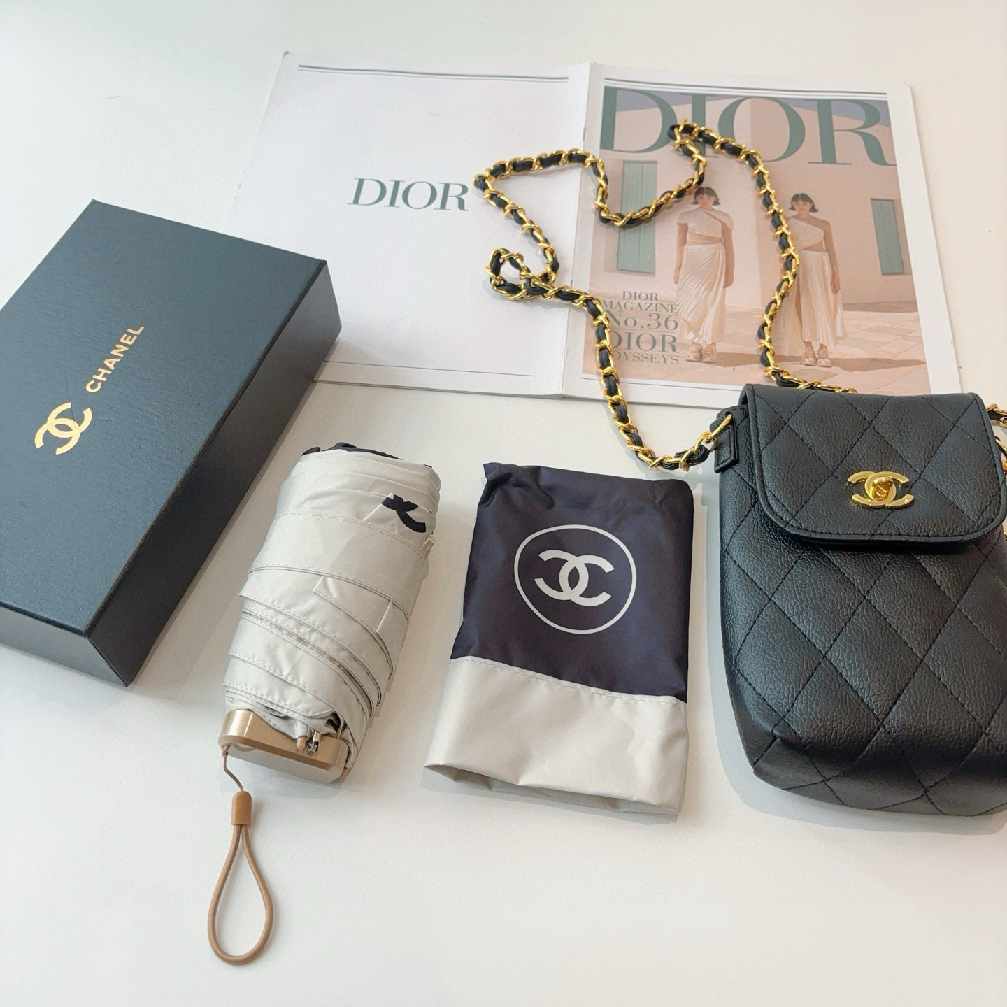 NO:378437,Chanel, golden coating, 50% off splicing, delivery chain bag, matching packaging box, chain bag can be placed on mobile phone, fashion bloggers have a set of styling tools!  The film production rate is extremely high!  With a sense of high-end!  Umbrella bag double C hardware!  Details are complete… Umbrellas, umbrellas, umbrellas, chanels, chanels, umbrellas19860909Chanel香奈儿 金色涂层 拼接五折小巧 配送链包 配套包装盒 链包可放手机 时尚博主人手一套,造型神器！出片率极高！自带高级感！伞包双c五金！细节完爆…雨伞遮阳伞太阳伞,雨伞,chanel,chanel,umbrellas,accessory