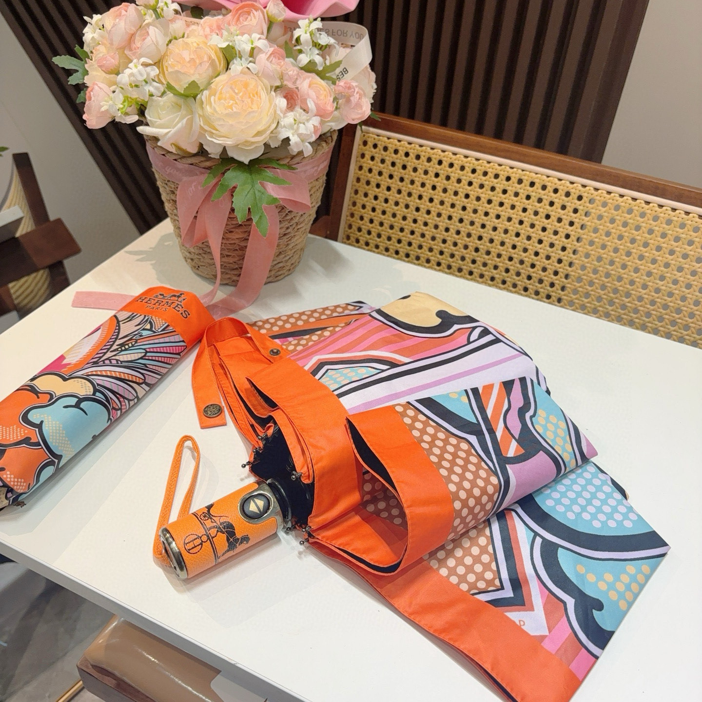 爱马仕（Hermès）   新款 极品H家三折自动伞重磅呈现 以其精湛的工艺技术和源源不断的想像力 新涂