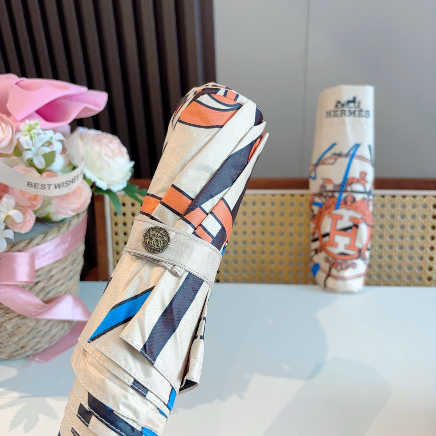 爱马仕（Hermès）   新款 极品H家三折自动伞重磅呈现 以其精湛的工艺技术和源源不断的想像力 新涂