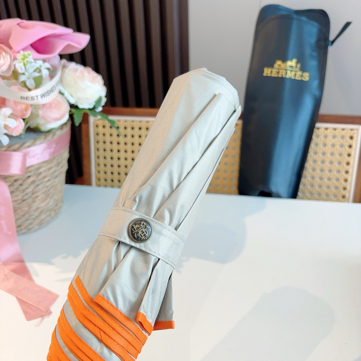 爱马仕（Hermès）   新款 极品H家三折自动伞重磅呈现 以其精湛的工艺技术和源源不断的想像力 新涂