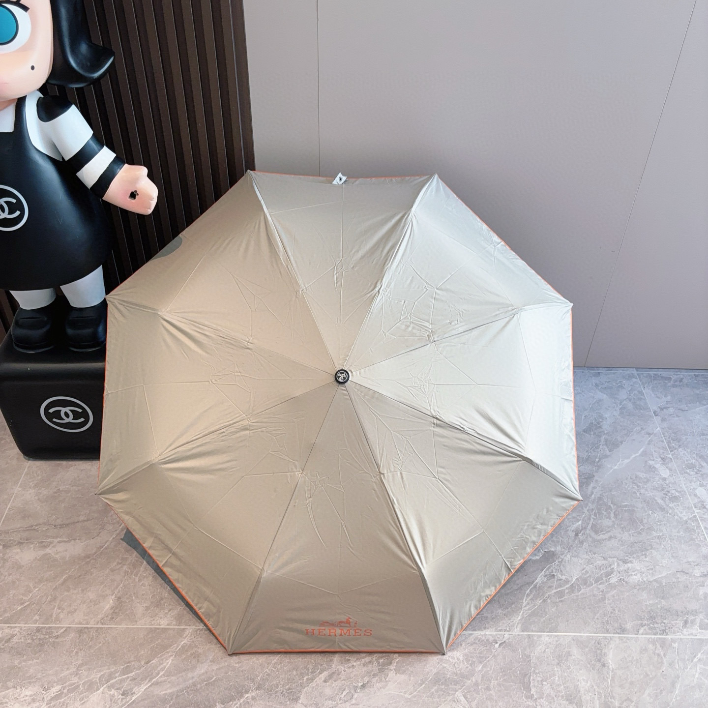 爱马仕（Hermès）   新款 极品H家三折自动伞重磅呈现 以其精湛的工艺技术和源源不断的想像力 新涂