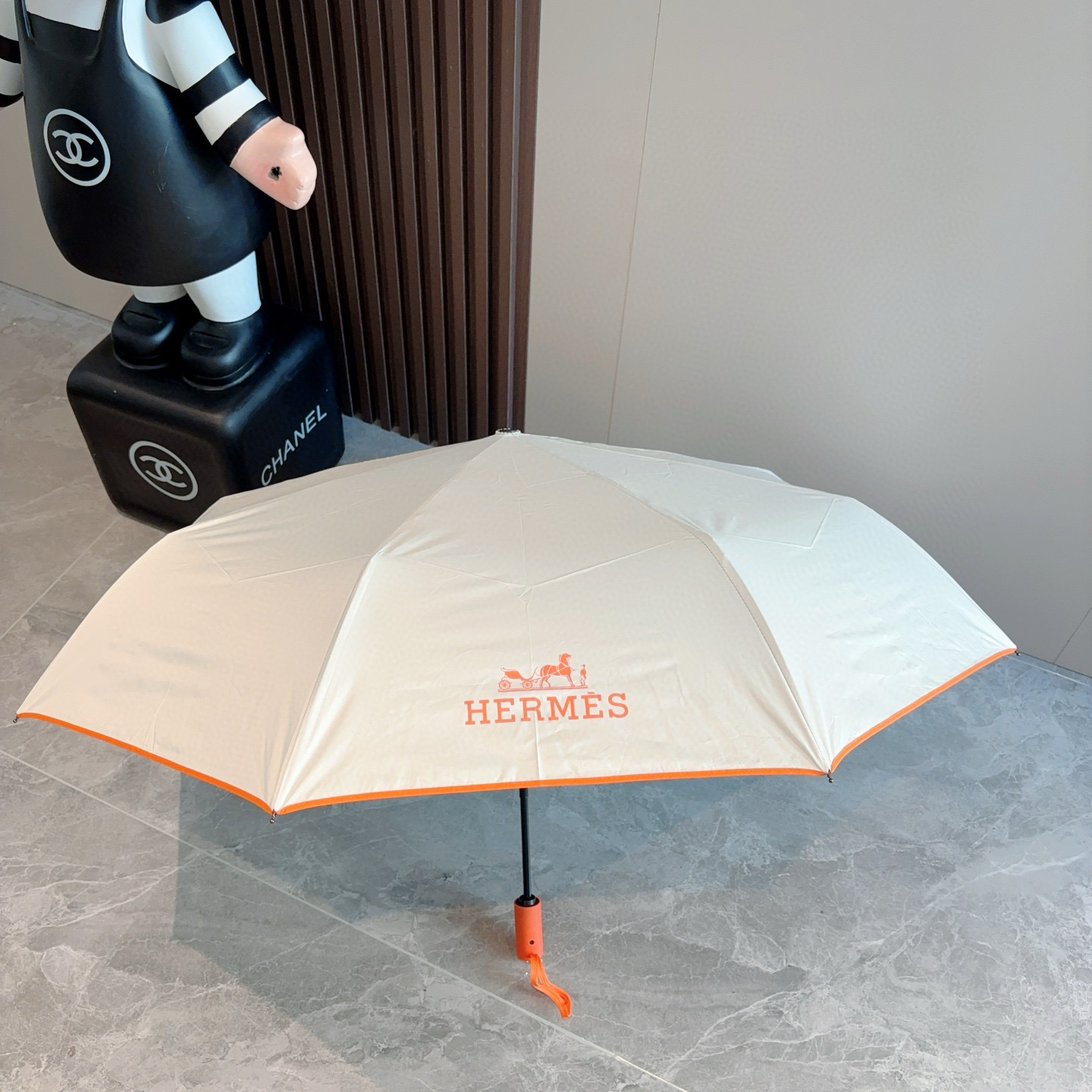 爱马仕（Hermès）   新款 极品H家三折自动伞重磅呈现 以其精湛的工艺技术和源源不断的想像力 新涂