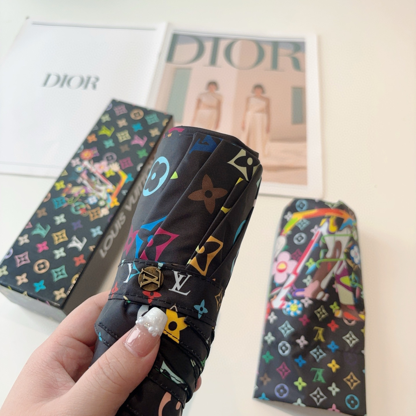  LOUIS VUITTON（路易威登）五折伞 热卖款 时尚指数爆表 不论晴天雨天使用都相得益彰 拥有它