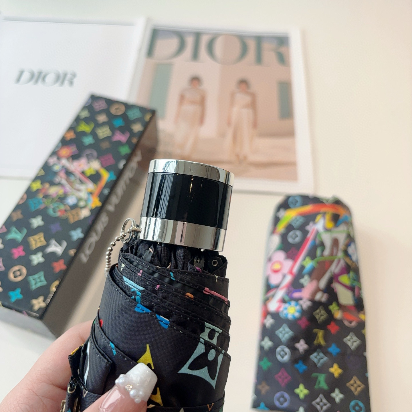  LOUIS VUITTON（路易威登）五折伞 热卖款 时尚指数爆表 不论晴天雨天使用都相得益彰 拥有它