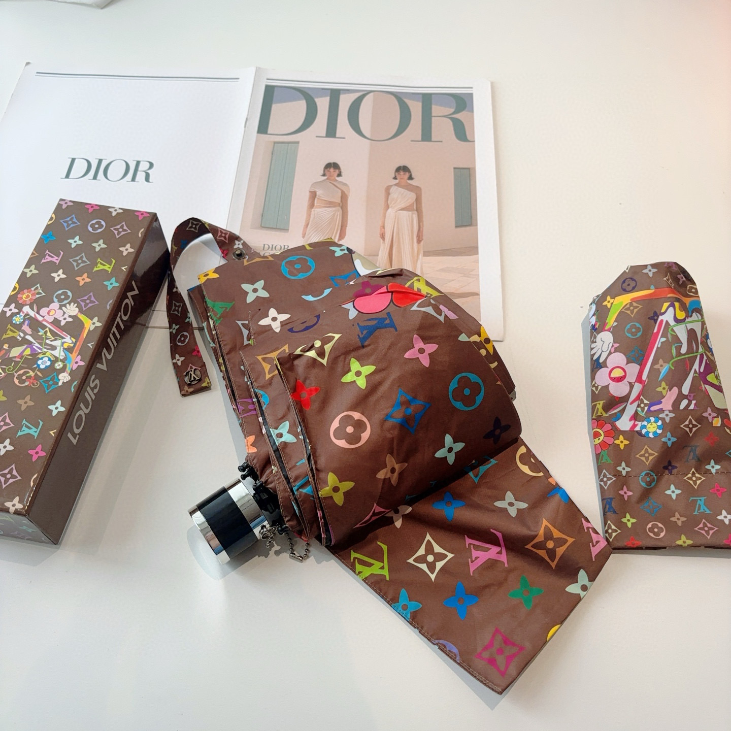  LOUIS VUITTON（路易威登）五折伞 热卖款 时尚指数爆表 不论晴天雨天使用都相得益彰 拥有它