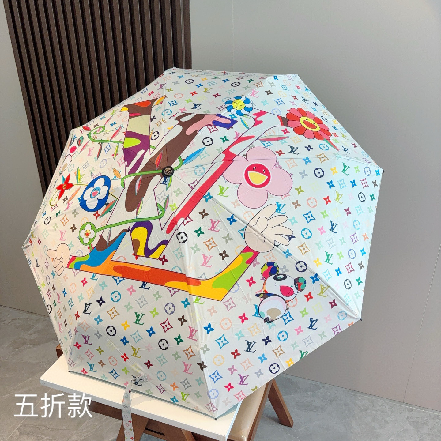  LOUIS VUITTON（路易威登）五折伞 热卖款 时尚指数爆表 不论晴天雨天使用都相得益彰 拥有它